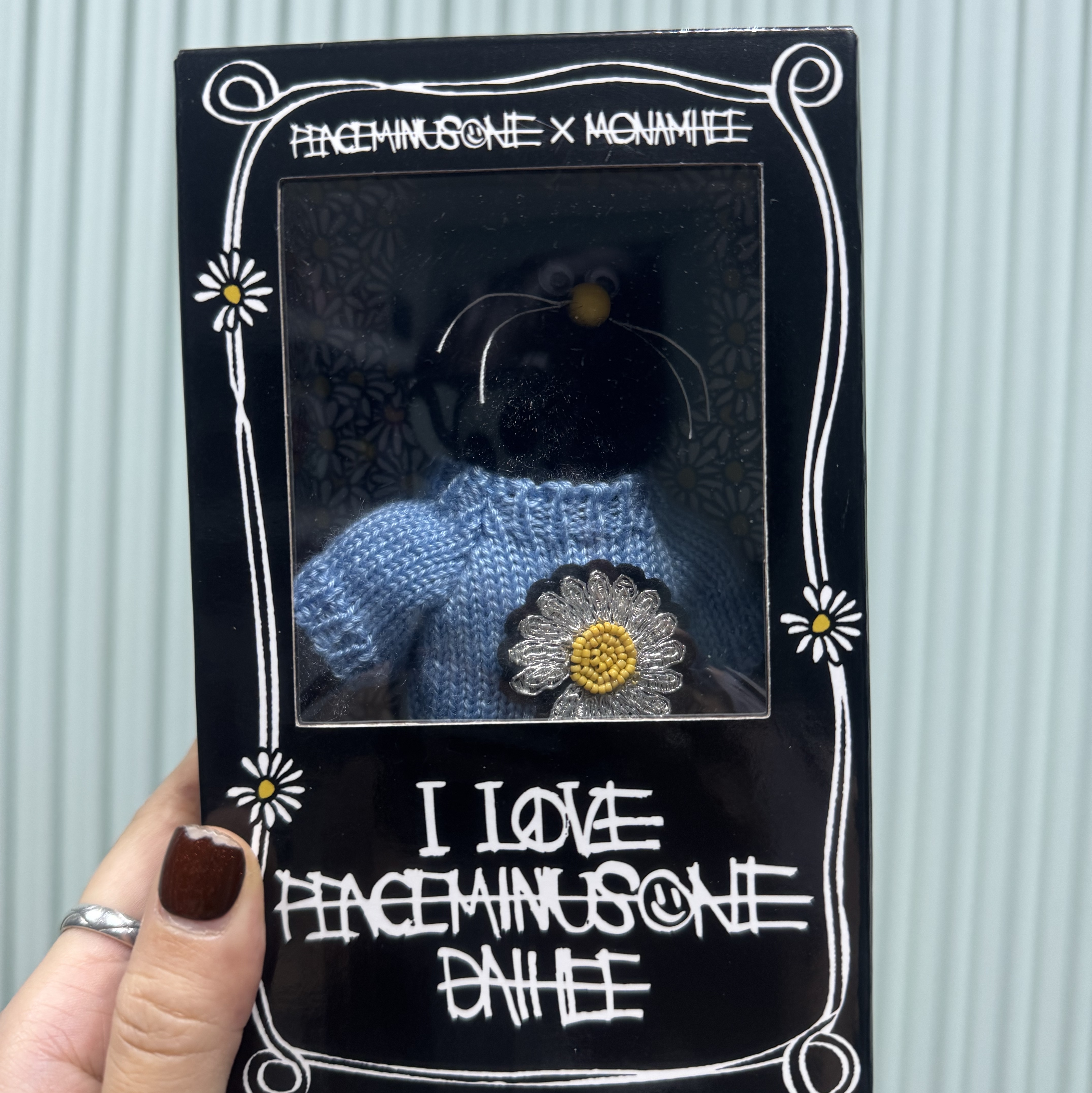 Monamhee x Peaceminusone Daihee Plush Keyring 착용 스타일