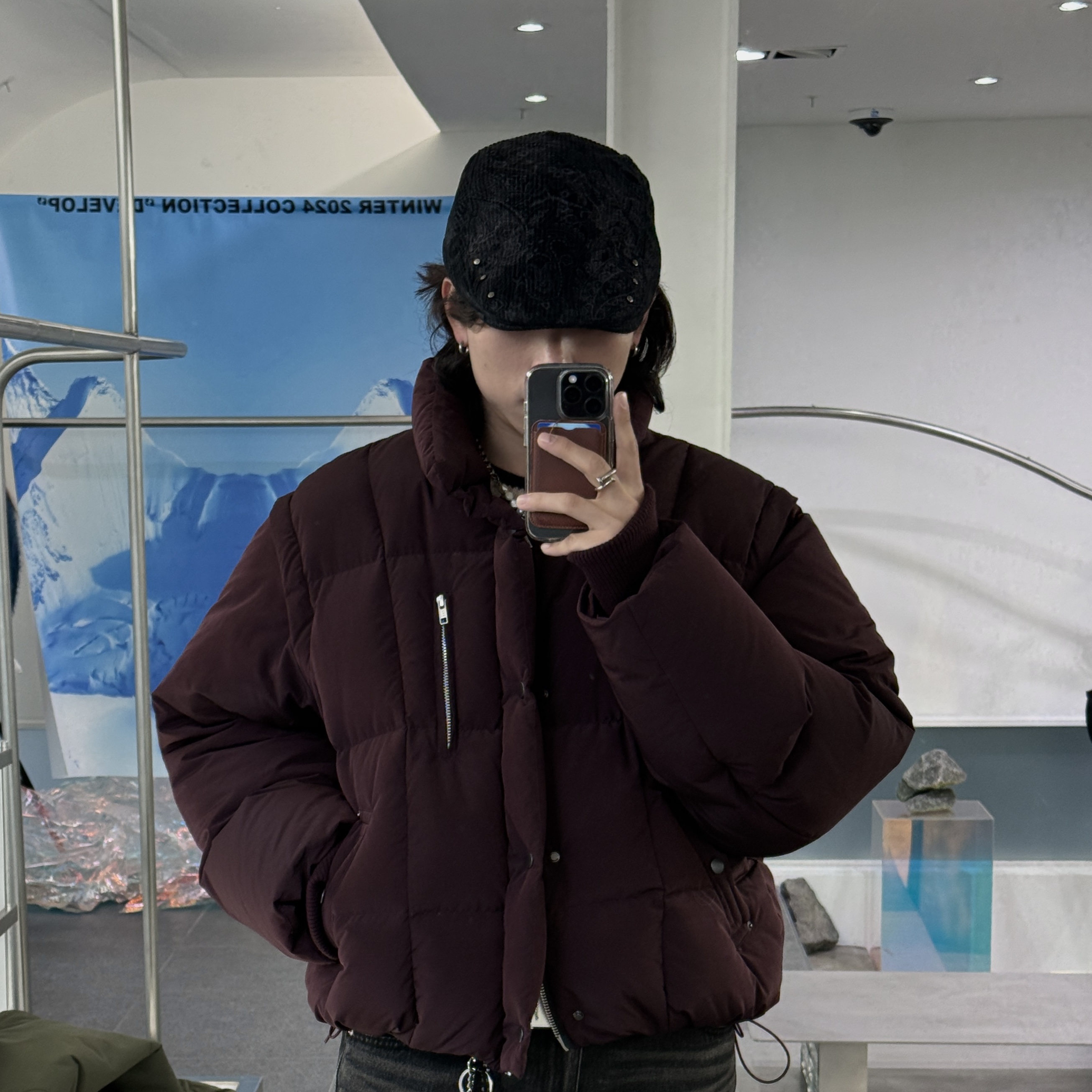 Haleine Highneck Reversible Faux Shearling Blouson Brown (VJ424), Haleine 3D Faux Shearling Crop Jacket Black (VJ410) 착용 스타일 - 4