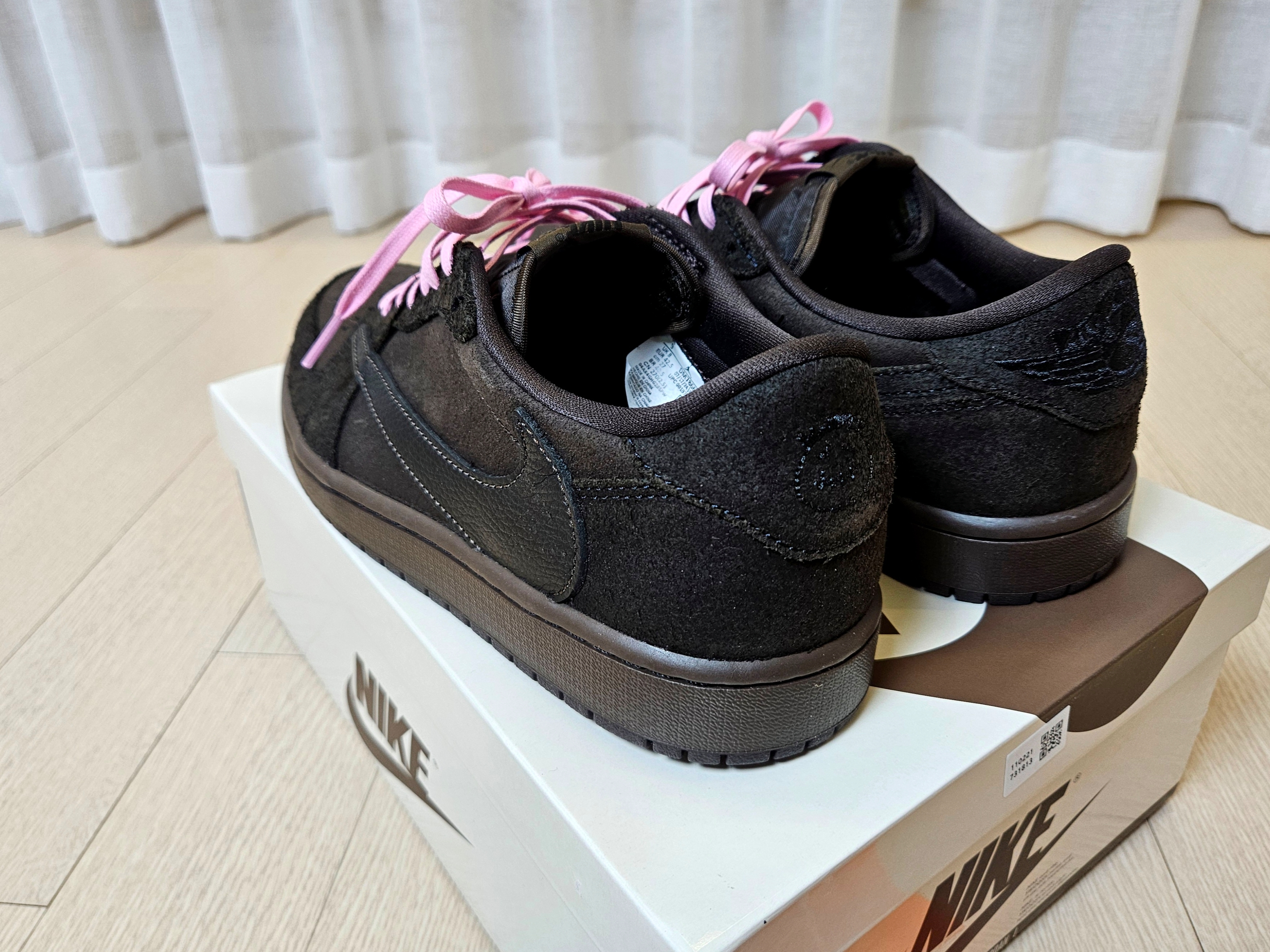 Jordan 1 x Travis Scott Retro Low OG SP Velvet Brown and Dark Mocha 착용 스타일 - 5