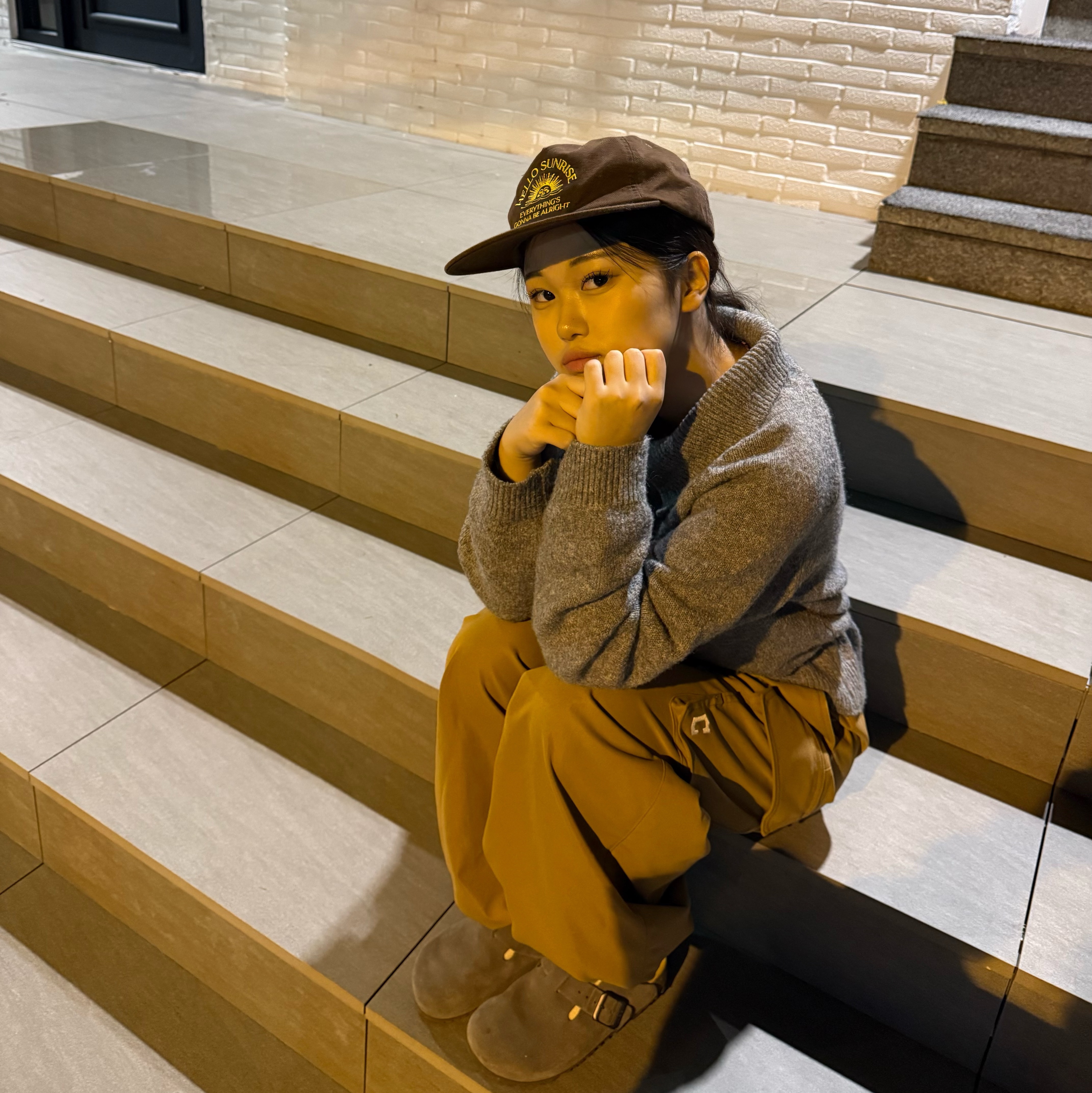 Hello Sunrise Arch Logo 5Panel Cap Brown 착용 스타일 - 1