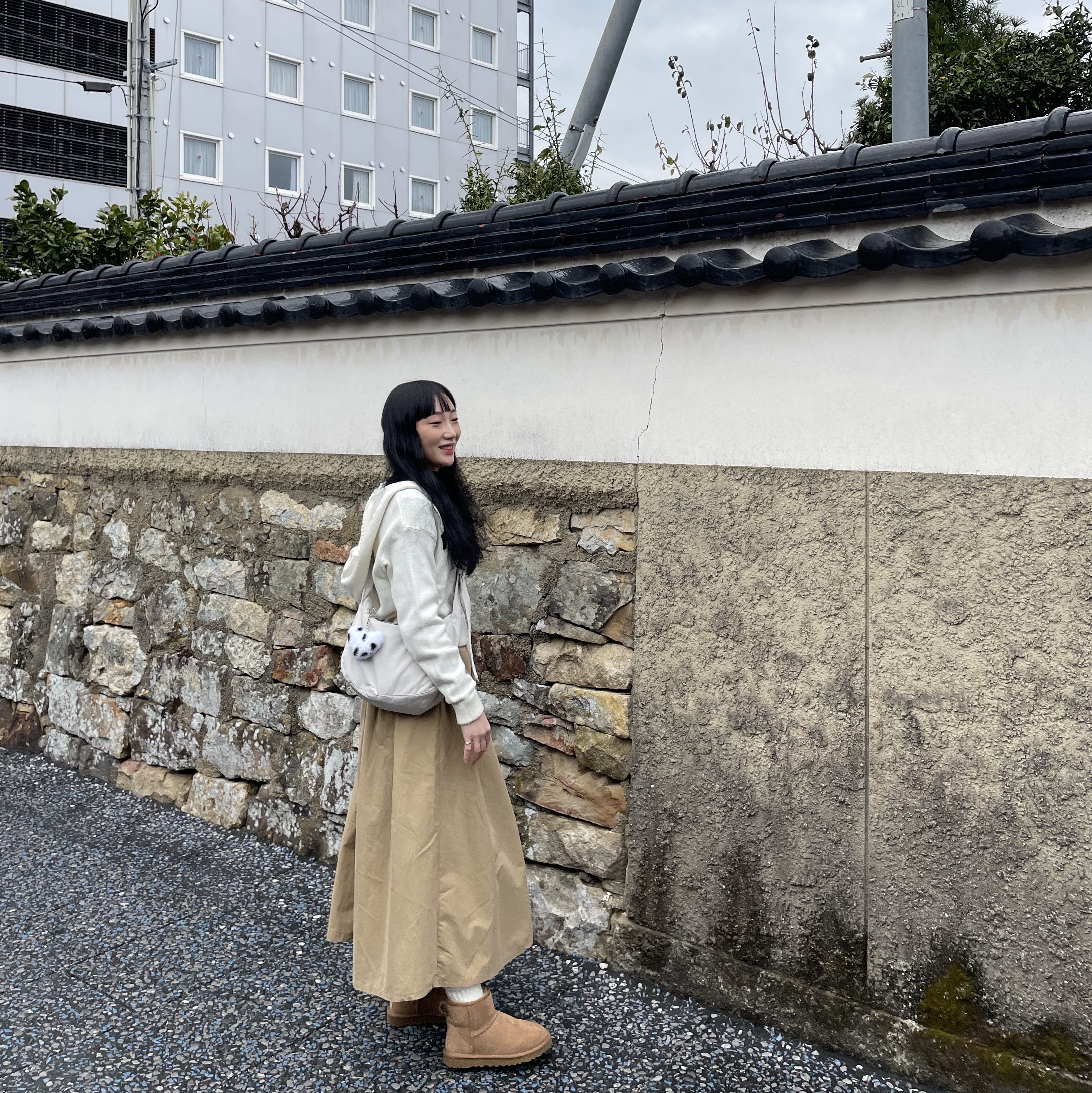 COS Nylon Crossbody Saddle Bag Light Grey Stone, (W) UGG Classic Ultra Mini Boots Chestnut 착용 스타일
