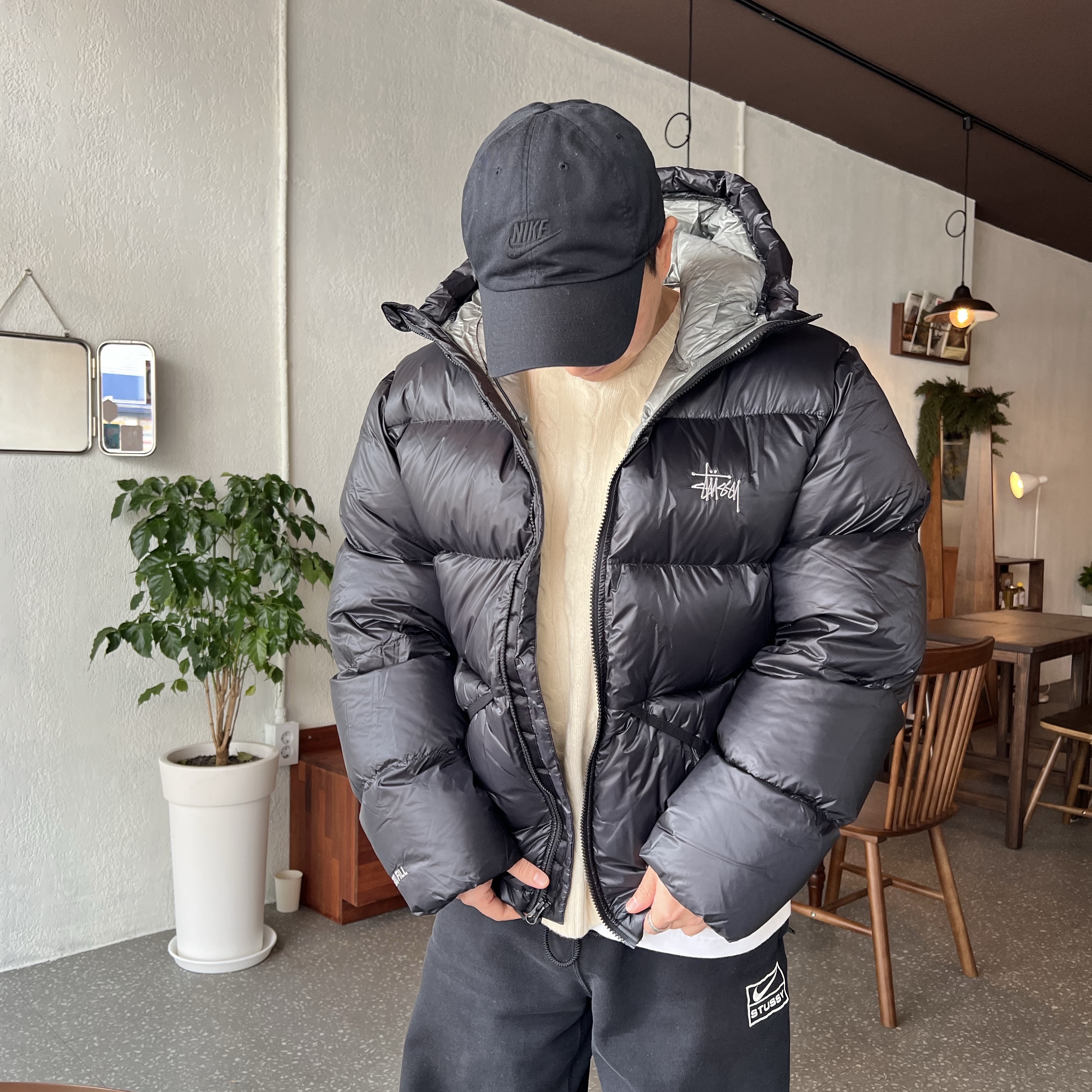 Stussy Down Parka Micro Ripstop Phantom Black, Nike x Stussy NRG Washed Fleece Pants Black (DO5296-010) 착용 스타일 - 2