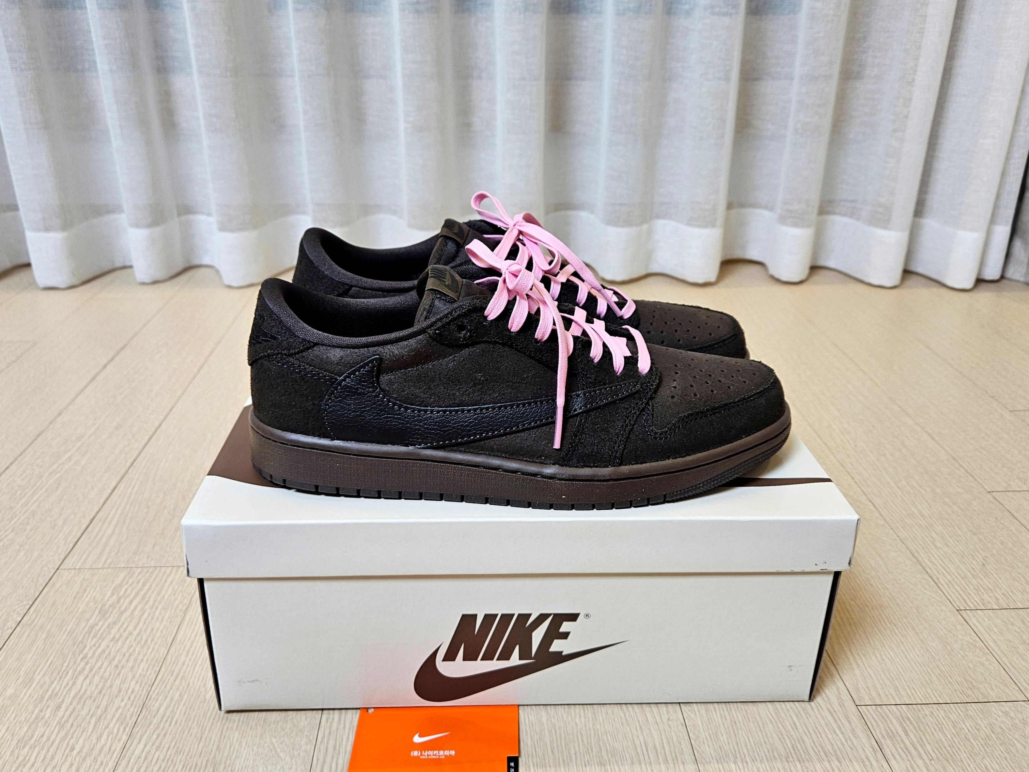 Jordan 1 x Travis Scott Retro Low OG SP Velvet Brown and Dark Mocha 착용 스타일 - 3