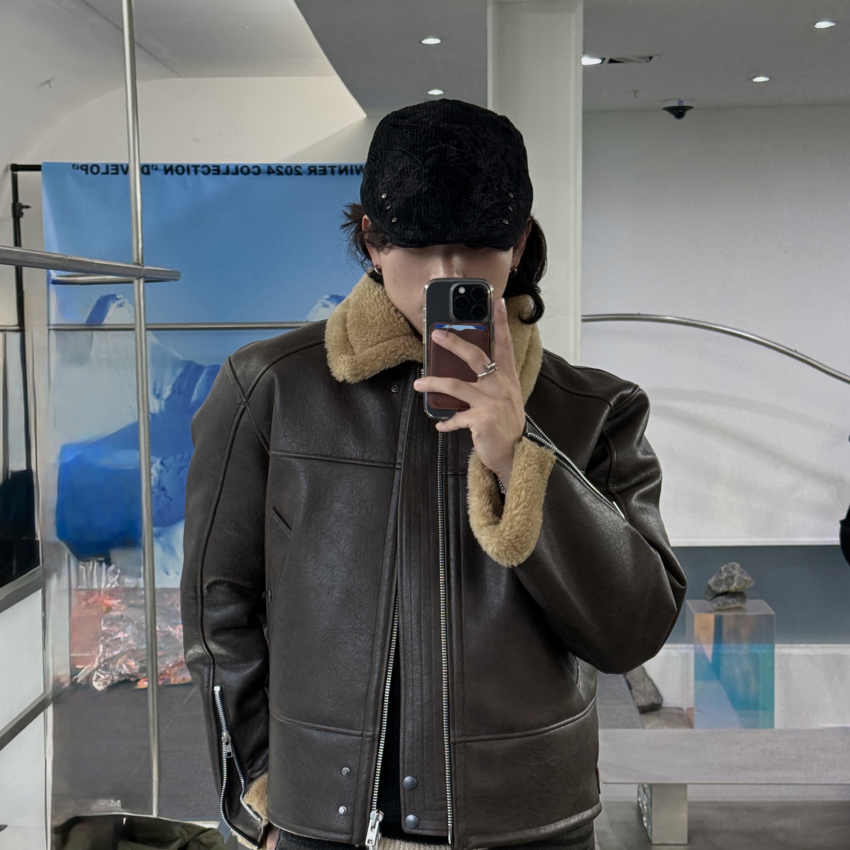 Haleine Highneck Reversible Faux Shearling Blouson Brown (VJ424), Haleine 3D Faux Shearling Crop Jacket Black (VJ410) 착용 스타일 - 5