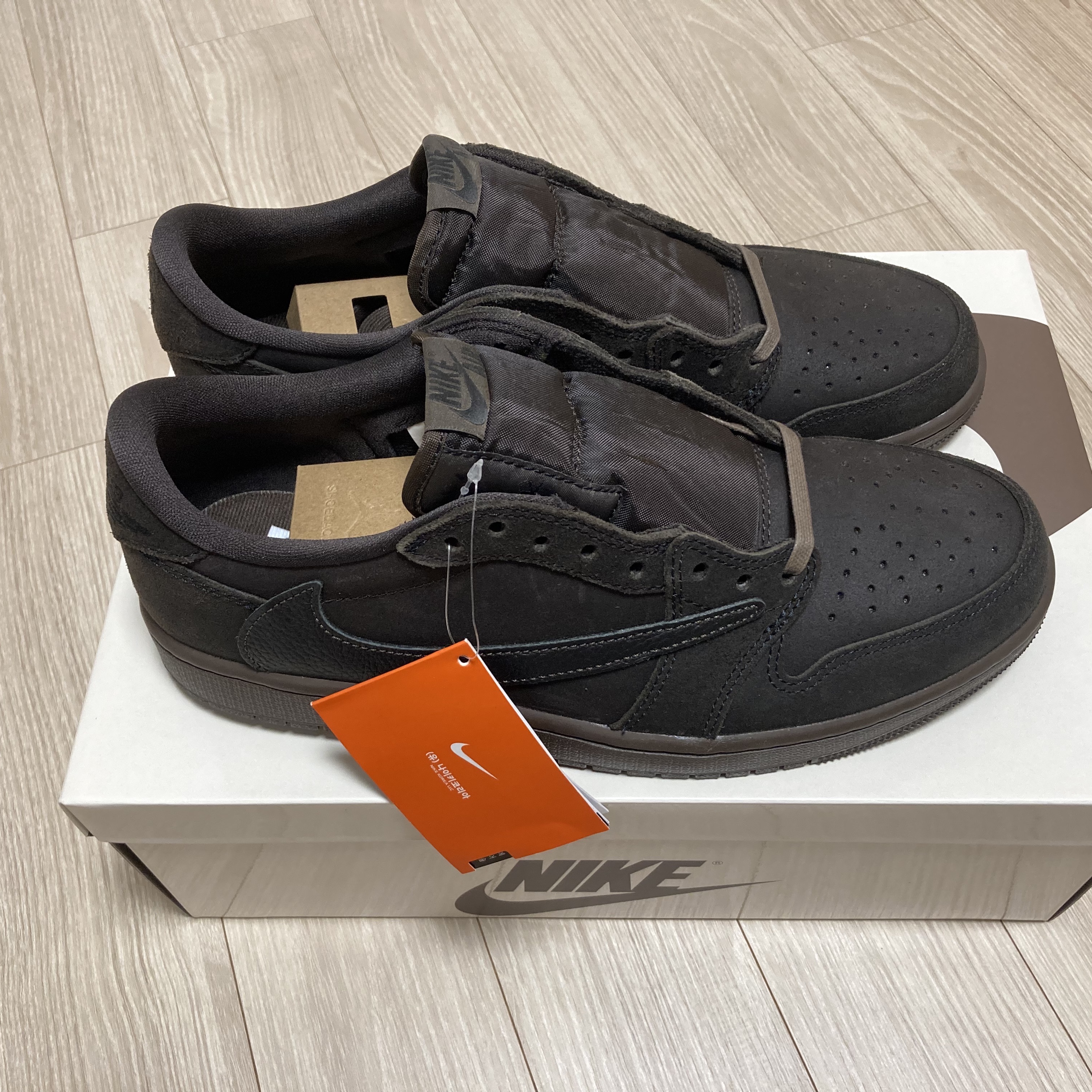 Jordan 1 x Travis Scott Retro Low OG SP Velvet Brown and Dark Mocha 착용 스타일