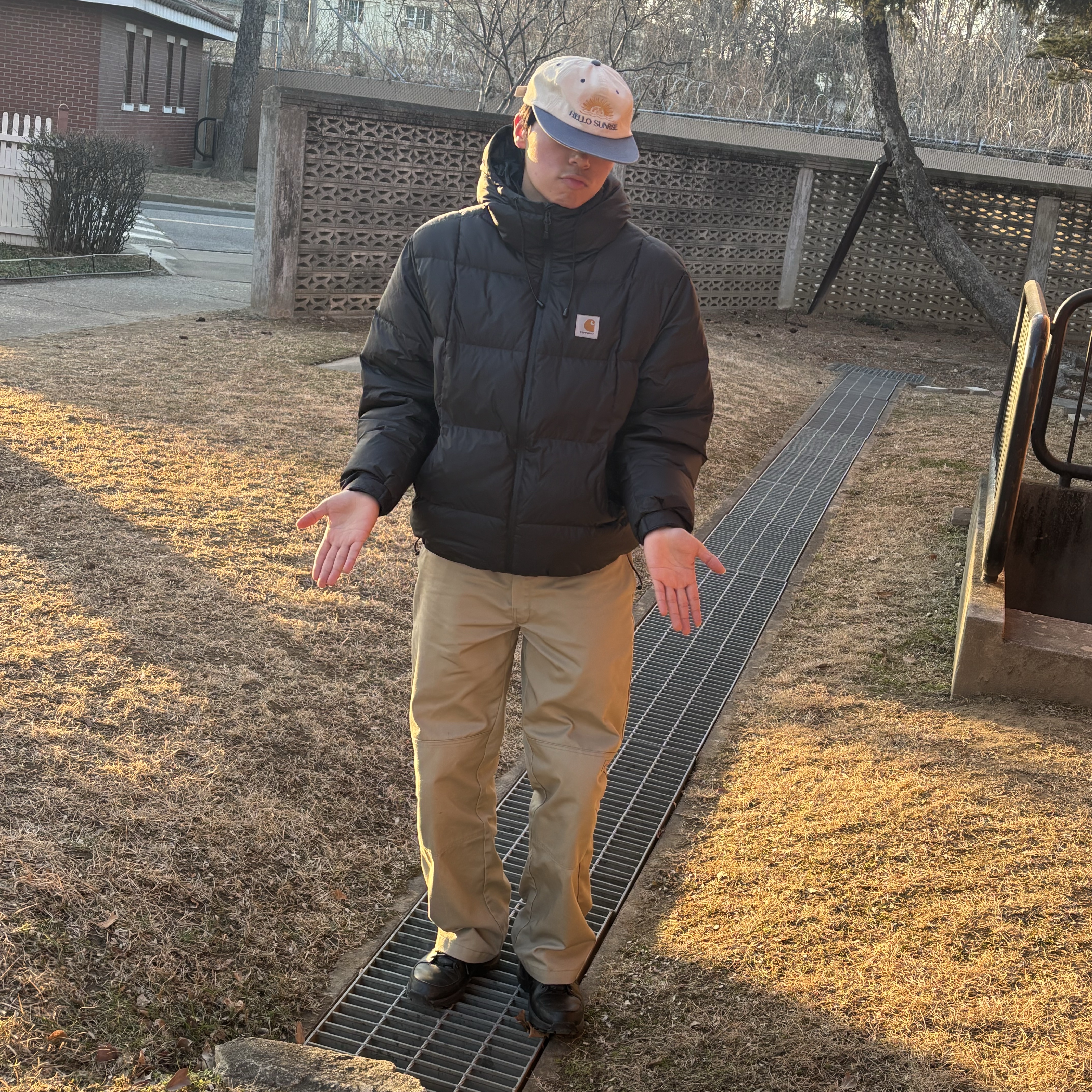 Dickies Loose Fit Double Knee Work Pants Khaki, Carhartt WIP Aspen Jacket Black 착용 스타일 - 3