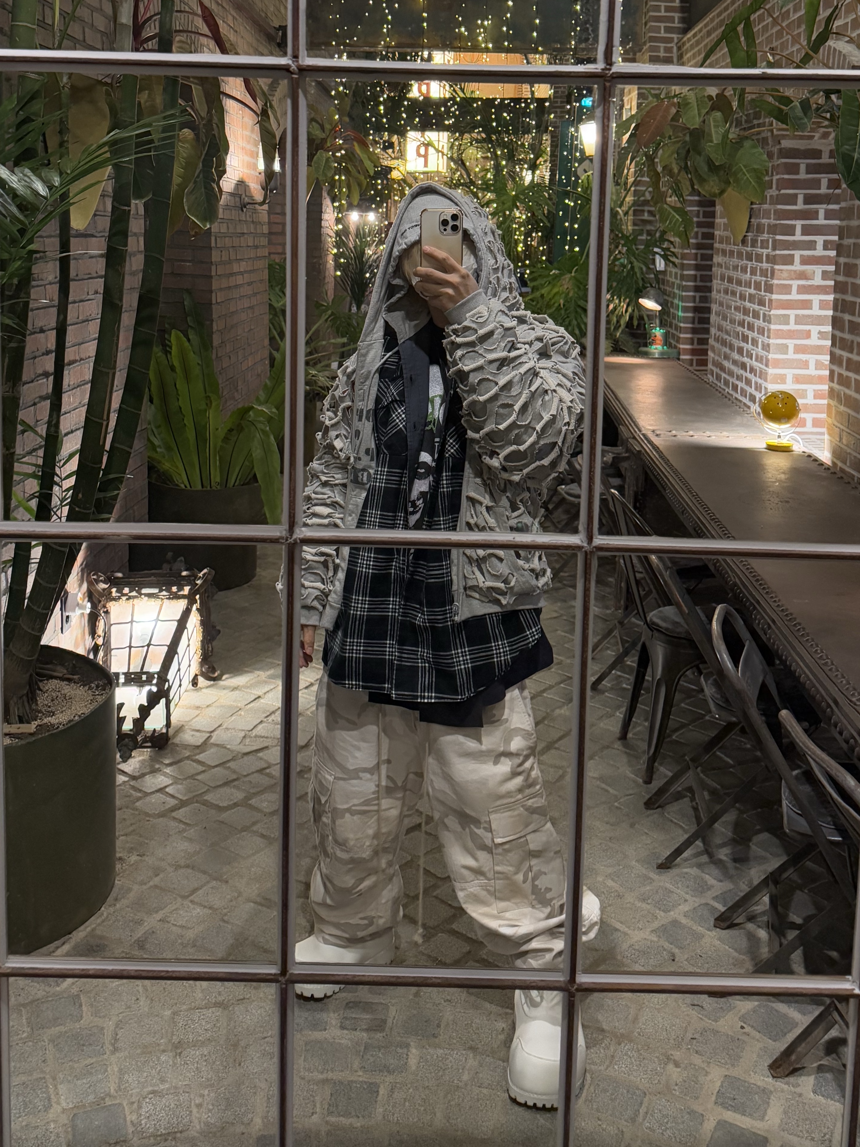 Project G/R 3 Layerd Cargo Pants White, Project G/R Reversible Laser Cut Zip Hoodie Melange Grey 착용 스타일 - 1