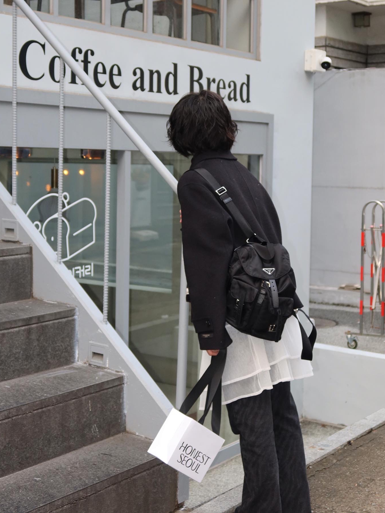 Prada Re-Nylon Small Backpack Black 착용 스타일