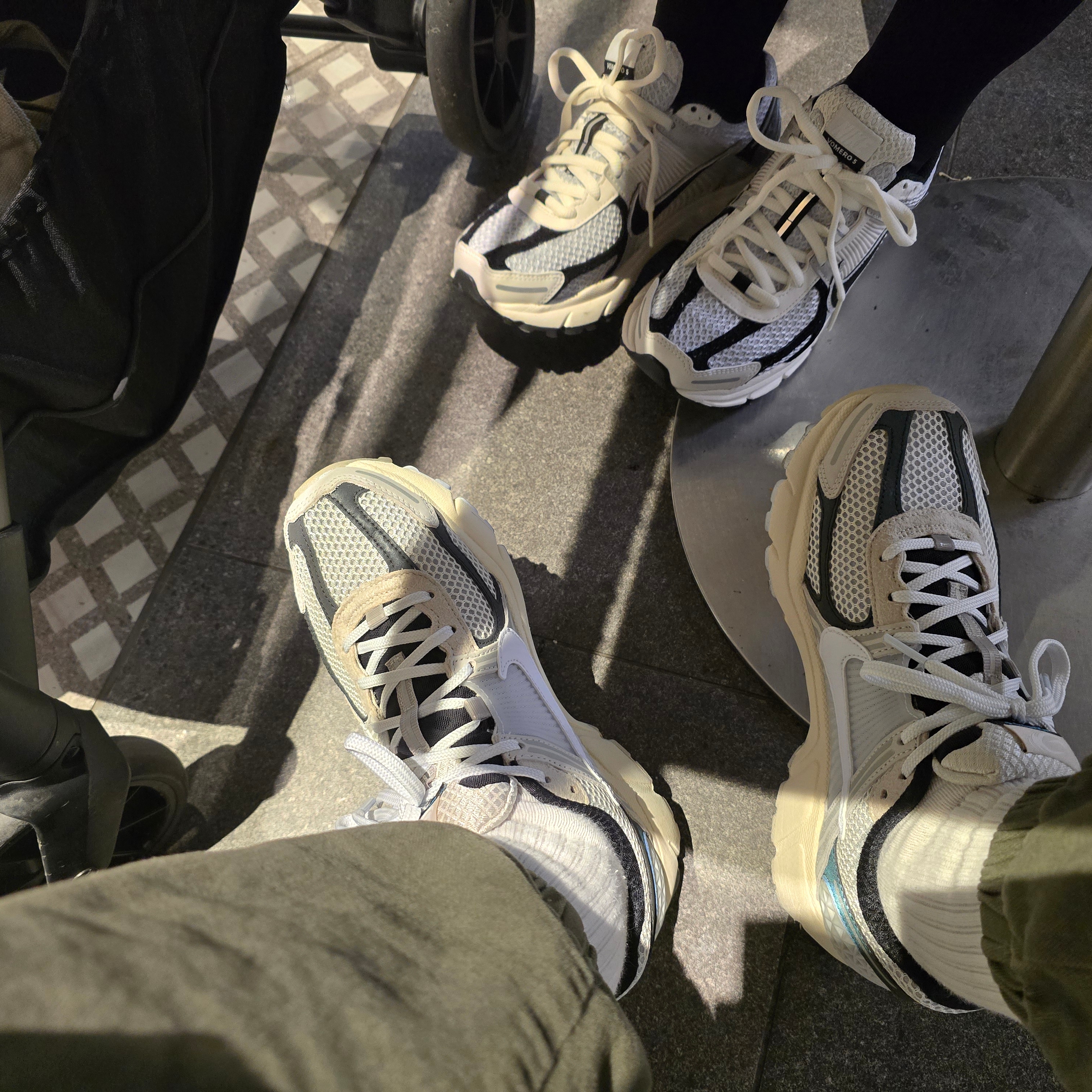 Nike Zoom Vomero 5 Light Bone and Black, (W) Nike Zoom Vomero 5 Photon Dust Phantom 착용 스타일