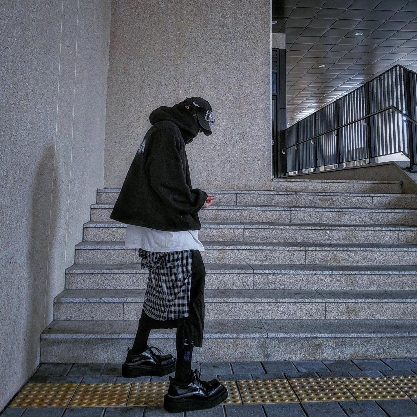 New Era x MoMA New York Yankees Cap Black, Stussy x Martine Rose Stand Firm Pigment Dyed T-Shirt Natural 착용 스타일