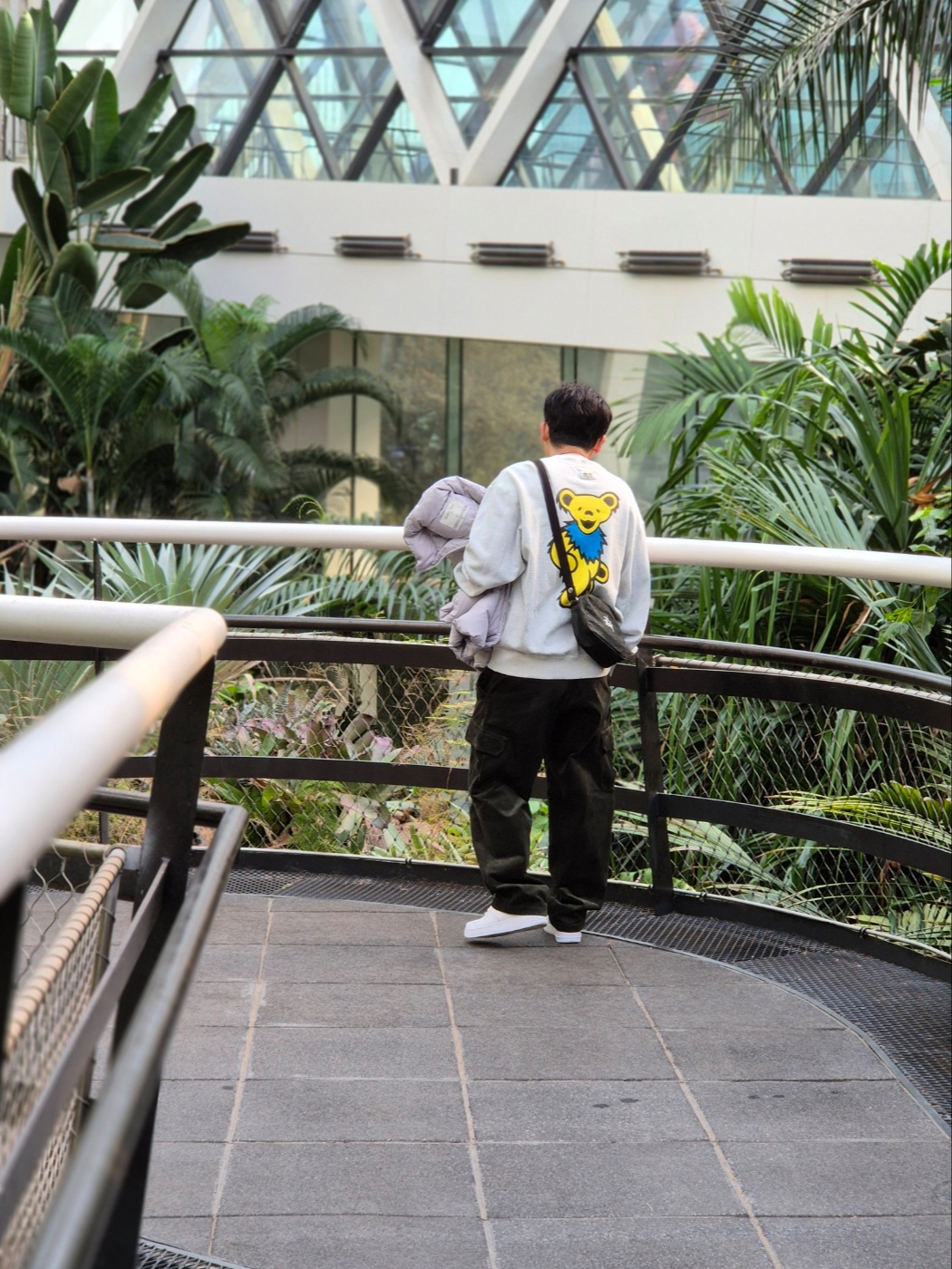 Thisisneverthat x Grateful Dead Peace Bears Reversible Crewneck Blue Heather Grey, Stussy Canvas Side Pouch Washed Black 착용 스타일