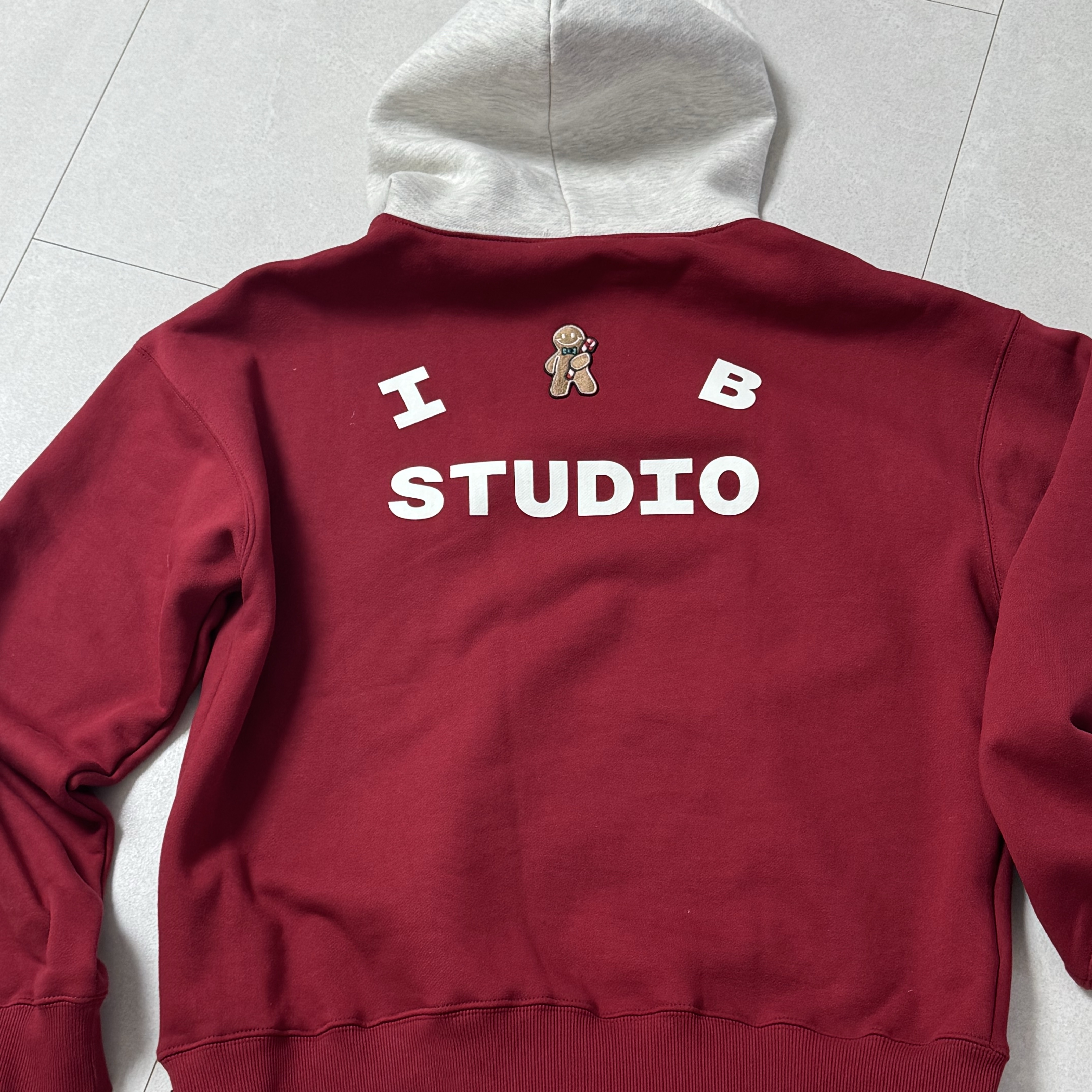 IAB Studio 24 Christmas Hoodie Burgundy Oatmeal 착용 스타일