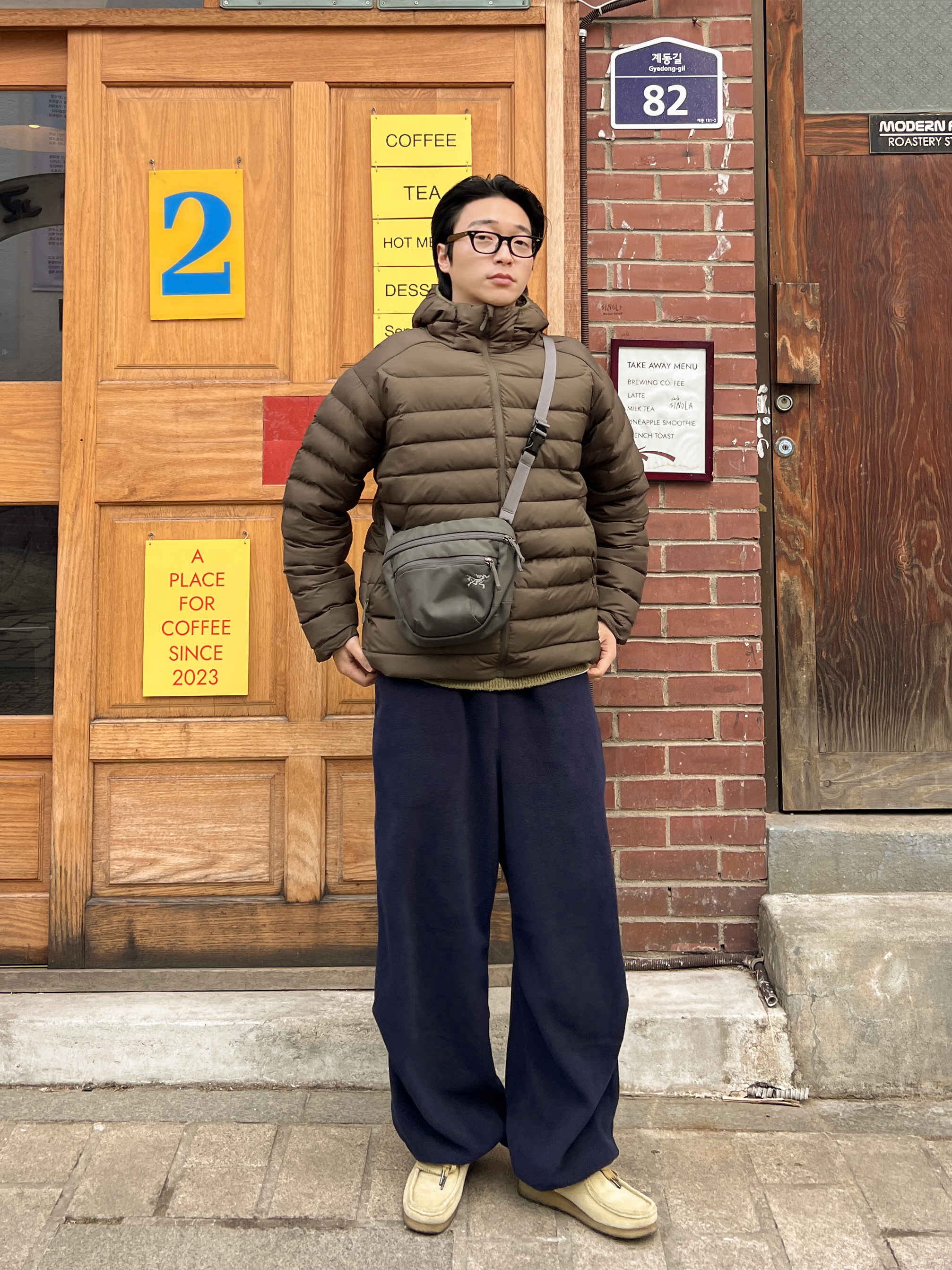 Clarks Wallabee Maple Suede, Arc'teryx Mantis 1 Waistpack Black 착용 스타일 - 1