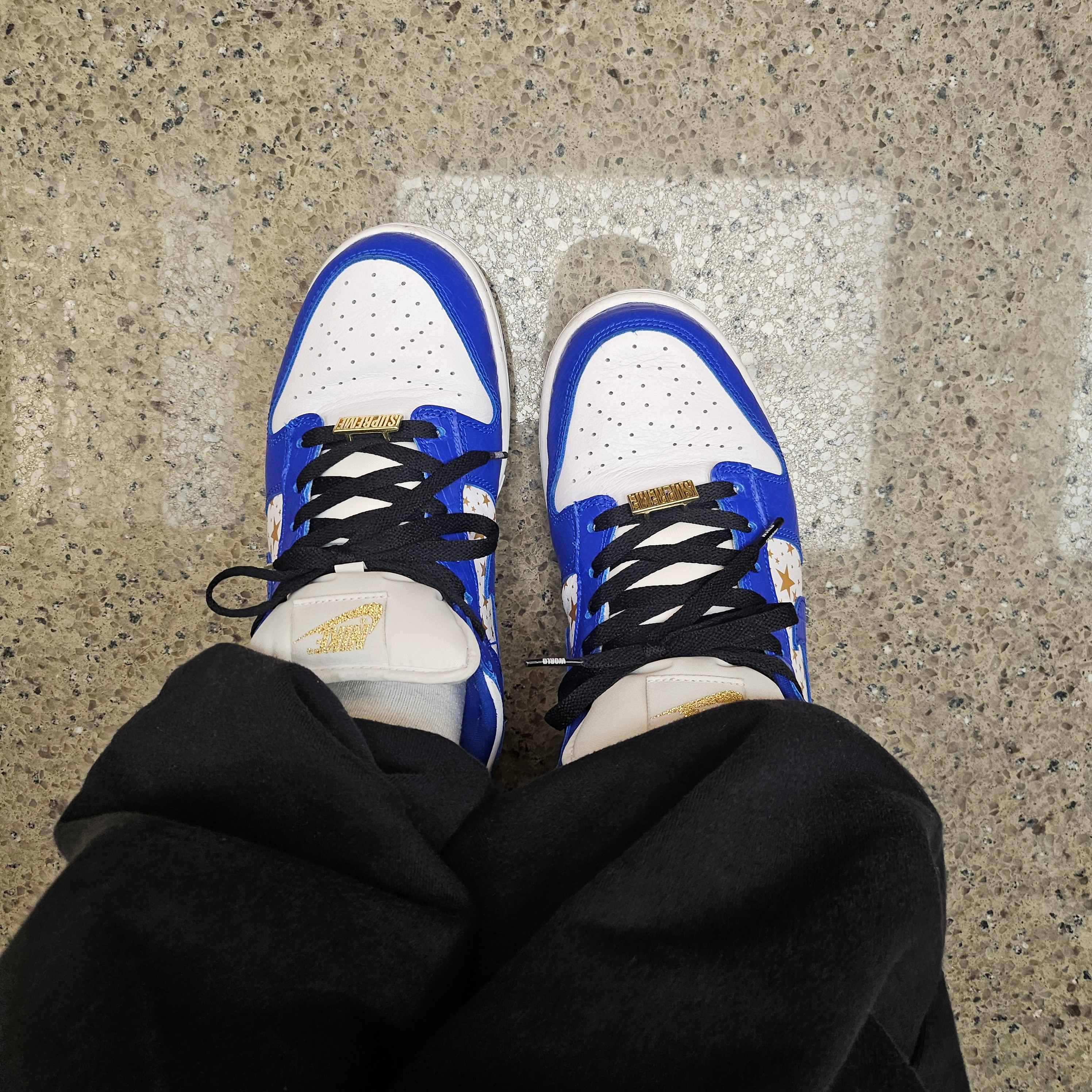 Nike x Supreme SB Dunk Low Hyper Blue 착용 스타일 - 3