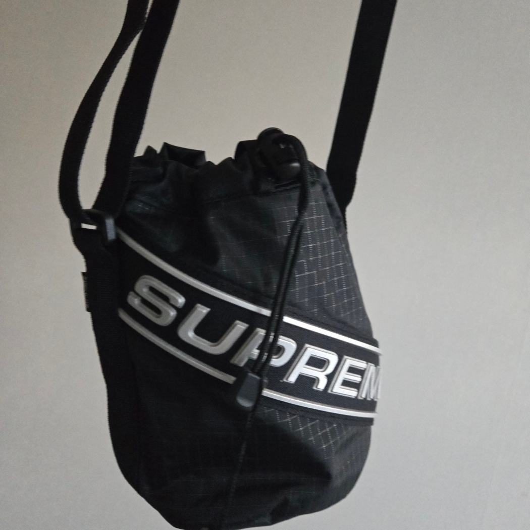 Supreme Small Cinch Pouch Black - 23FW 착용 스타일