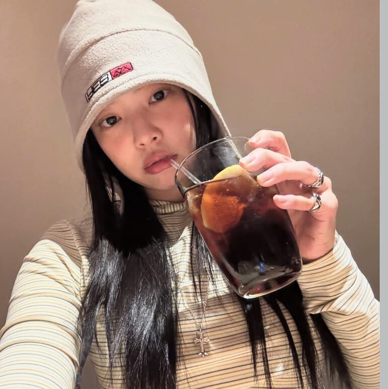 (W) Chanel Beanie Cashmere Silk & Ivory, Chanel Beanie Cashmere & Black White 착용 스타일 - 4