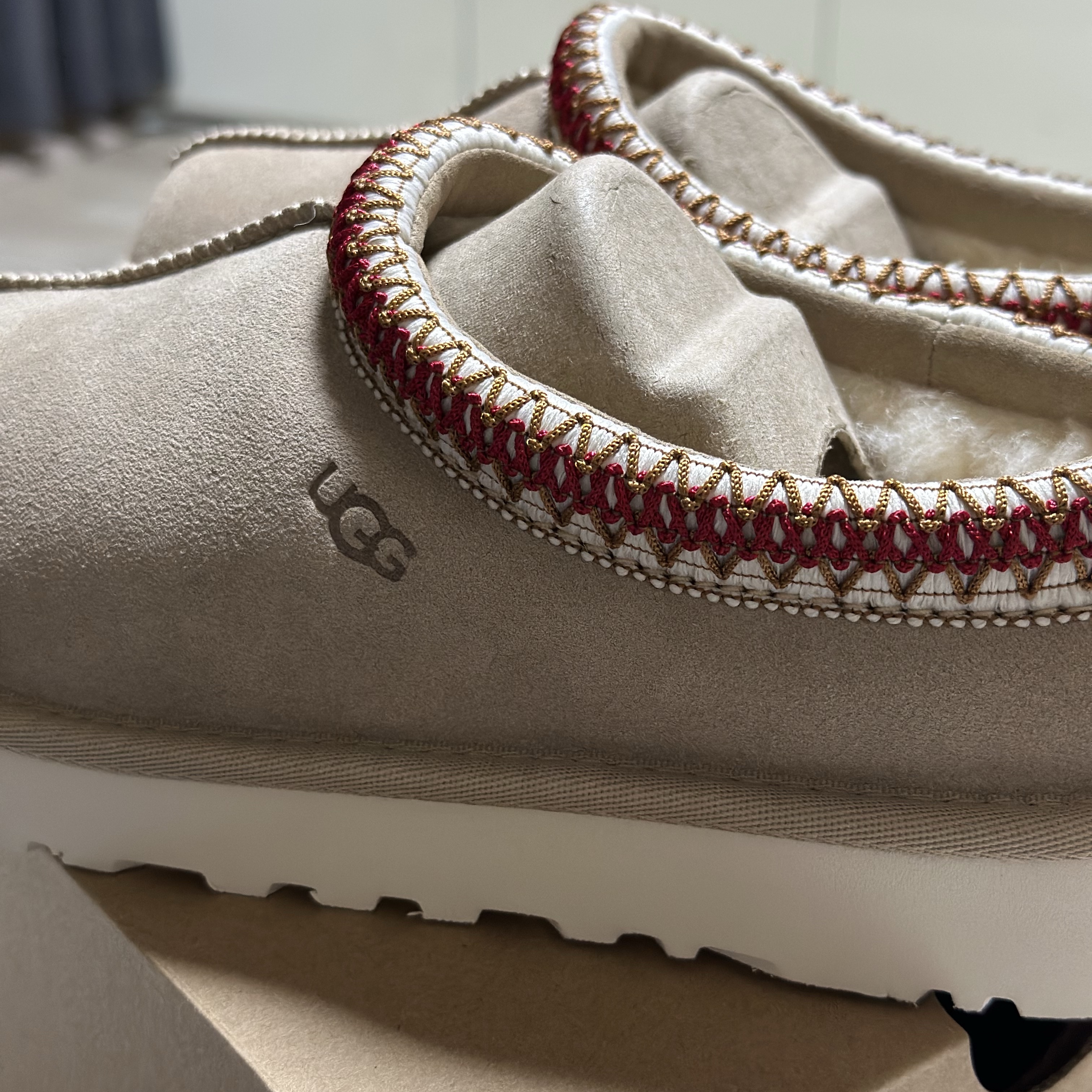 (W) UGG Tasman Slipper Sand Dark Cherry 착용 스타일 - 2