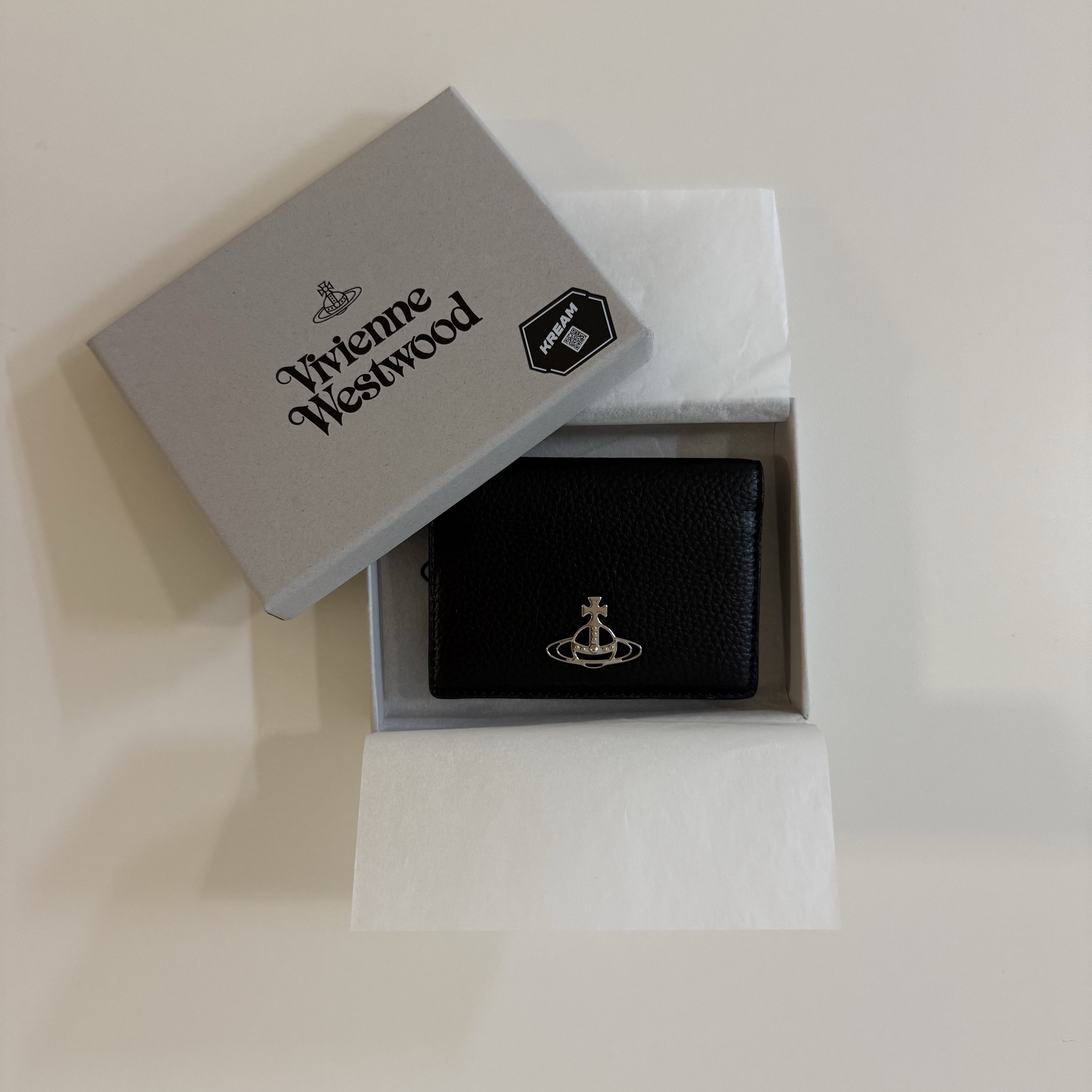 Vivienne Westwood Re-Vegan Grain Card Holder Black 착용 스타일