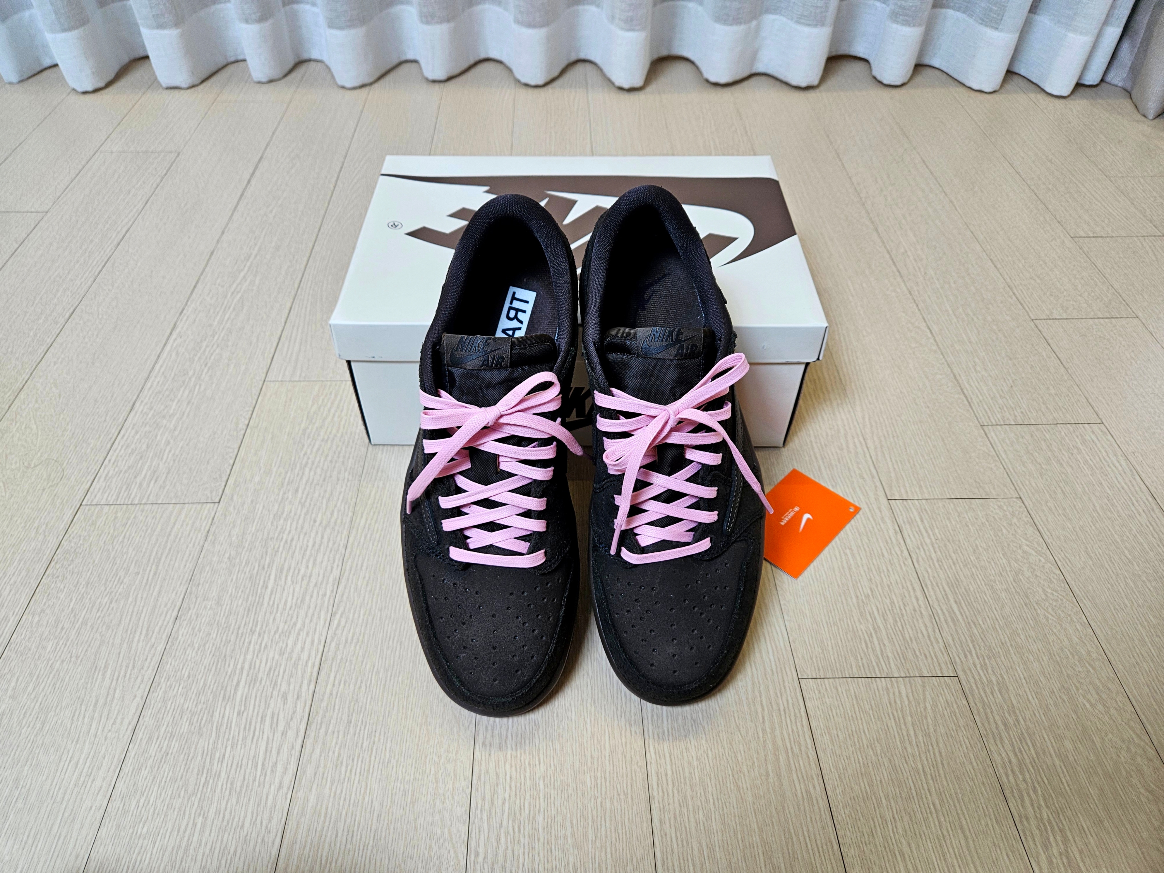 Jordan 1 x Travis Scott Retro Low OG SP Velvet Brown and Dark Mocha 착용 스타일 - 4