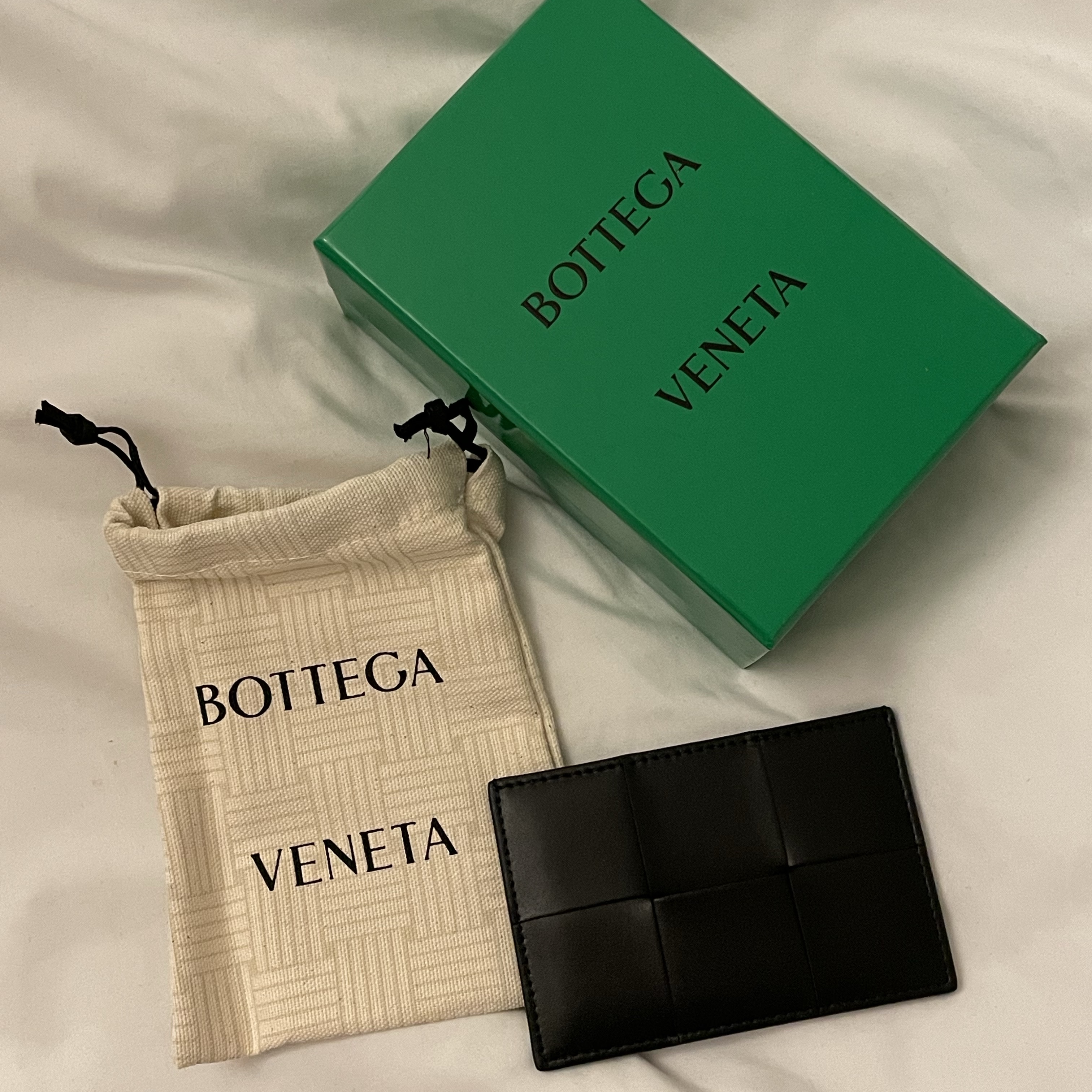 Bottega Veneta Credit Card Case Calfskin Black 착용 스타일