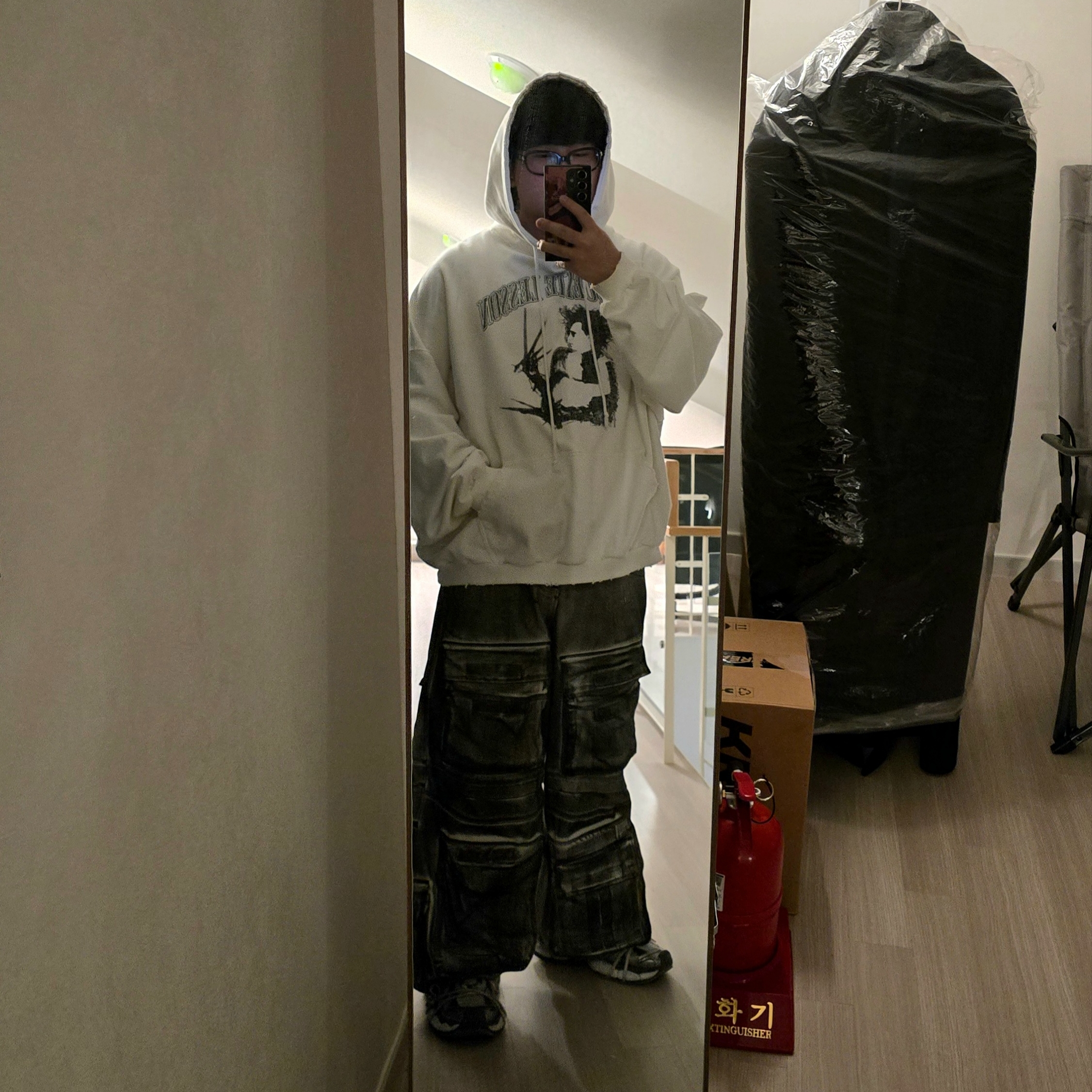 Project G/R x Atmos Etiquette Lesson Vintage Washed Hoodie White, Project G/R Painted Denim Cargo Dirty White 착용 스타일 - 2