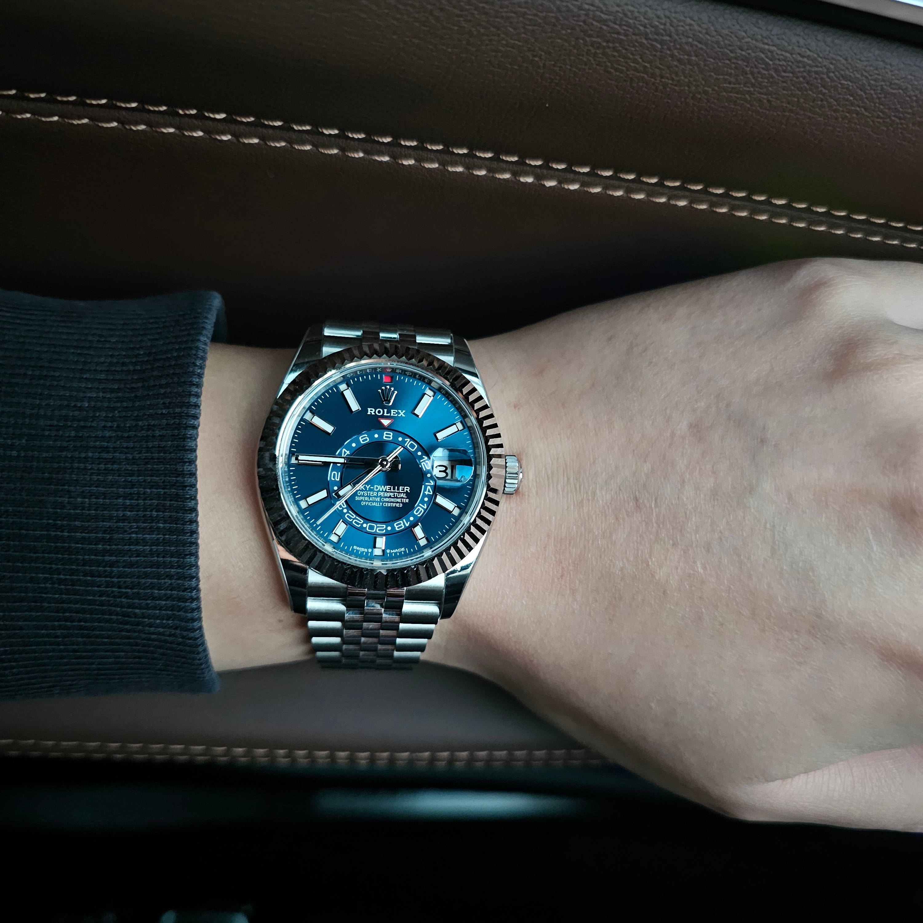 Rolex Sky-Dweller 42mm 336934 Bright Blue Jubilee 착용 스타일