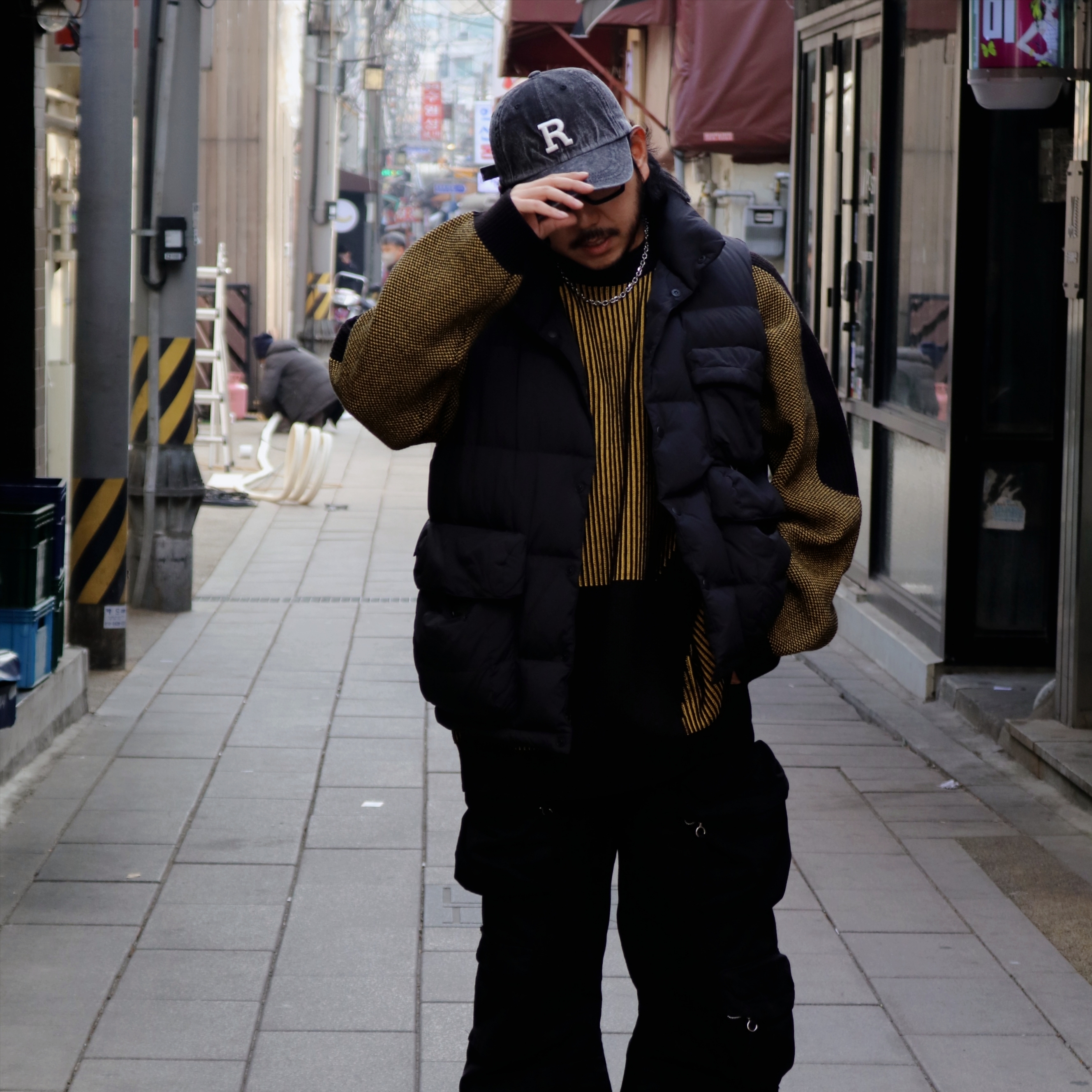 Zara Utility Pocket Pants Black, Carhartt WIP Link Script Keychain Chervil Beryl 착용 스타일 - 5