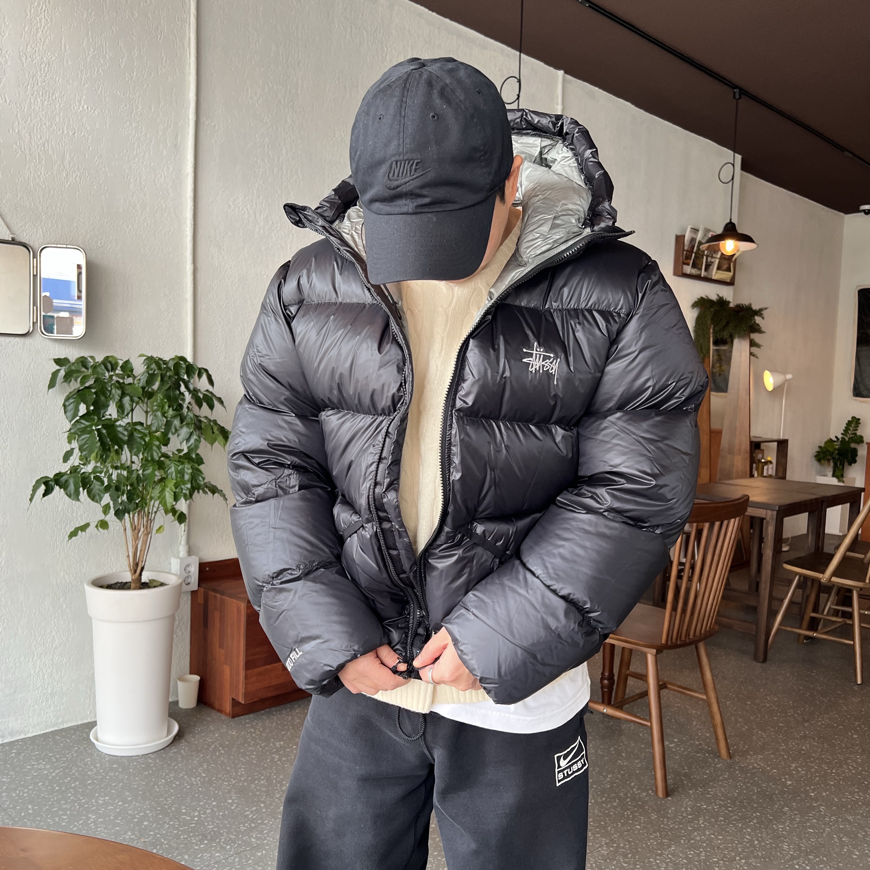 Stussy Down Parka Micro Ripstop Phantom Black, Nike x Stussy NRG Washed Fleece Pants Black (DO5296-010) 착용 스타일 - 3