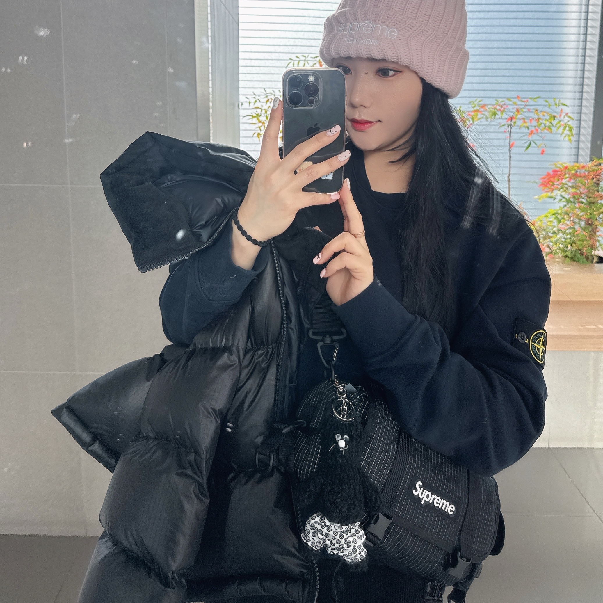 Supreme Mini Duffle Bag Black - 24SS, Supreme Classic Logo Chunky Ribbed Beanie Light Pink - 24FW ์ฐฉ์ฉ ์คํ์ผ - 1