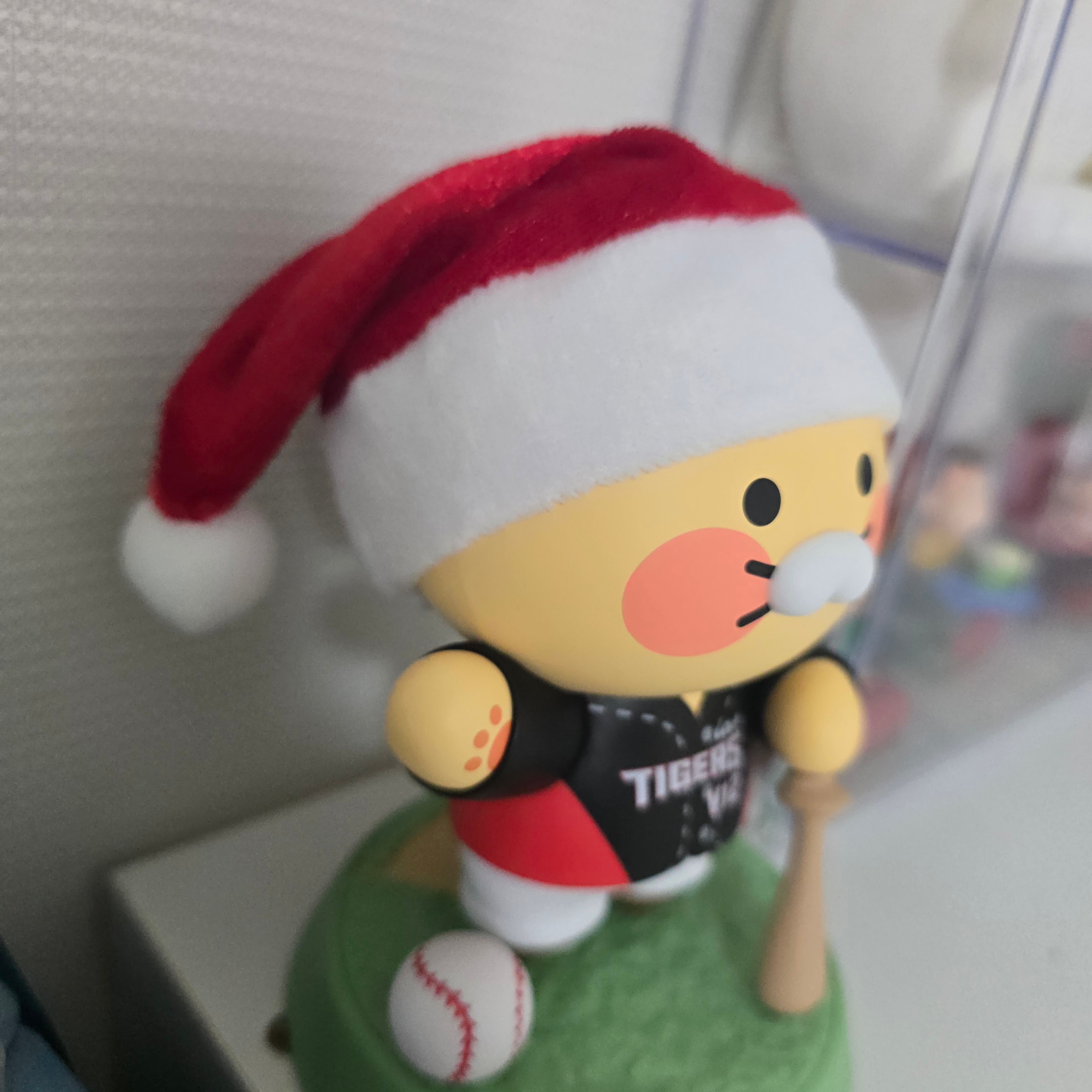 KBO x Kakao Friends Choonsik Figure KIA Tigers V12 착용 스타일 - 1