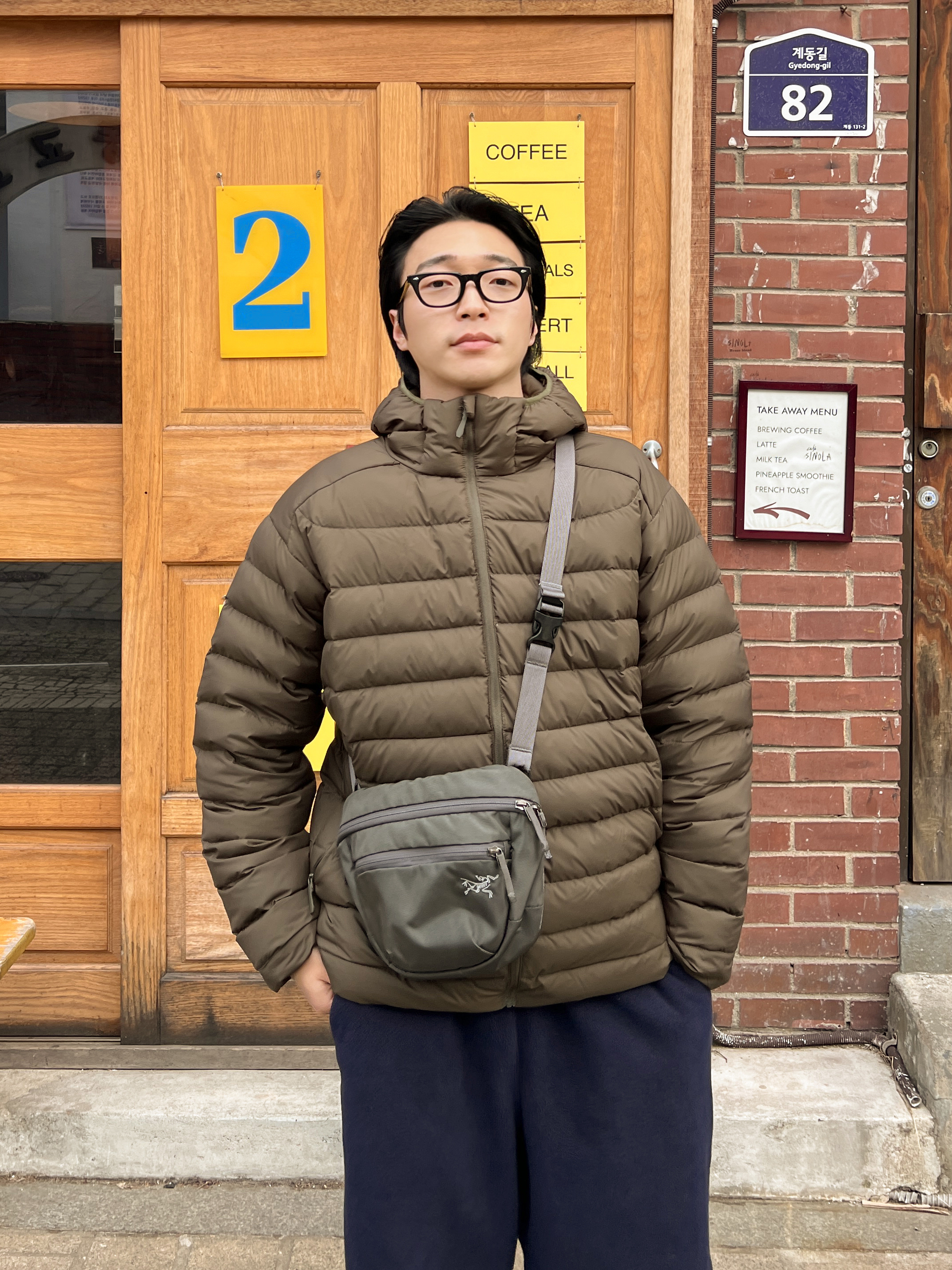 Clarks Wallabee Maple Suede, Arc'teryx Mantis 1 Waistpack Black 착용 스타일 - 4