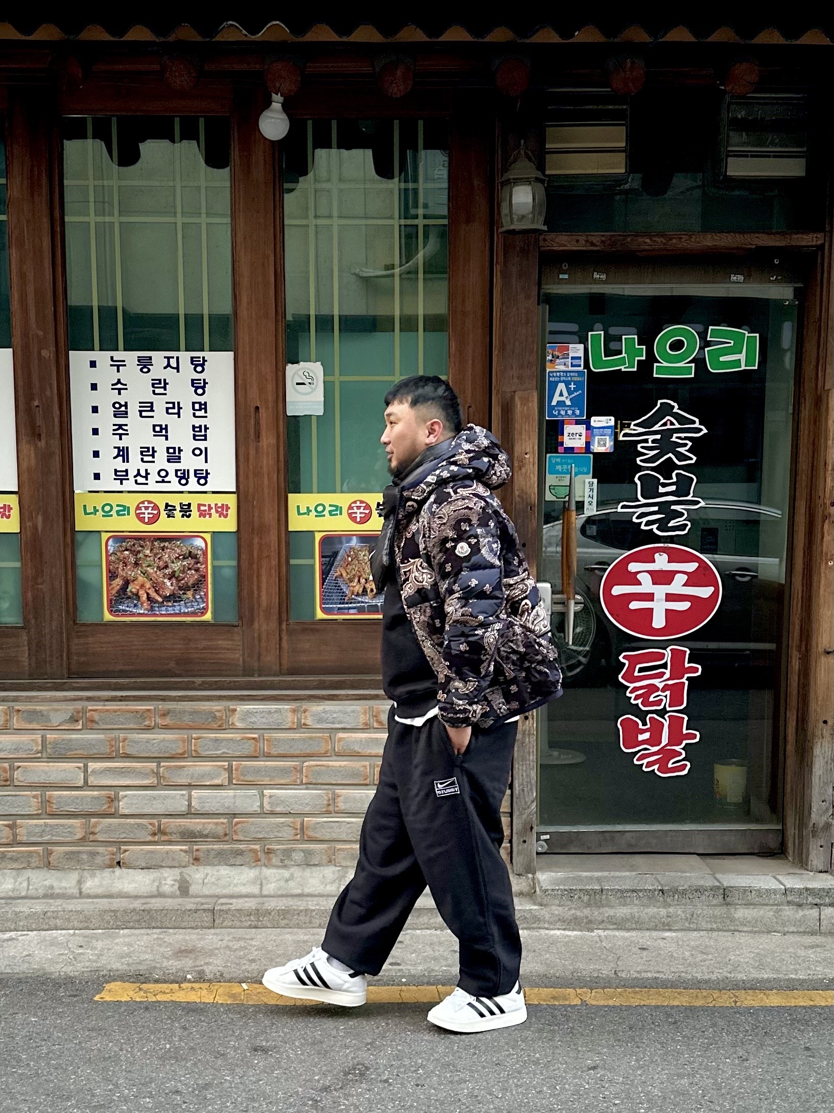 Nike x Stussy Washed Fleece Pants Black (FN5235-010), Nike x Stussy NRG Washed Fleece Crewneck Black (DO5310-010) 착용 스타일