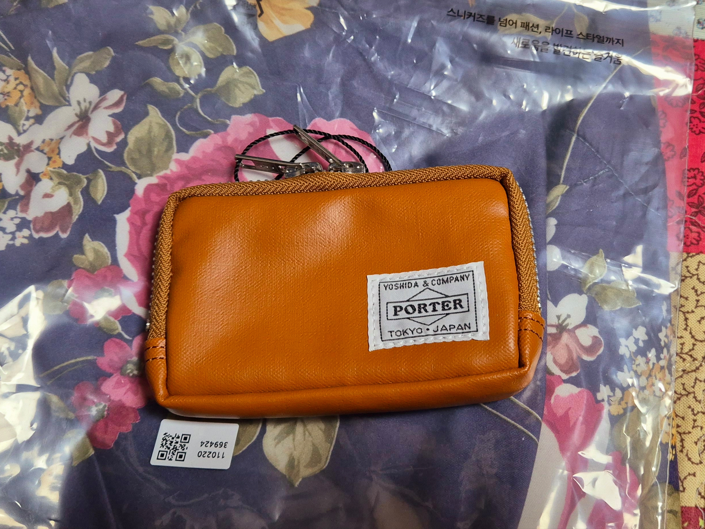 Porter Freestyle Multi Coin Case Camel 착용 스타일 - 2