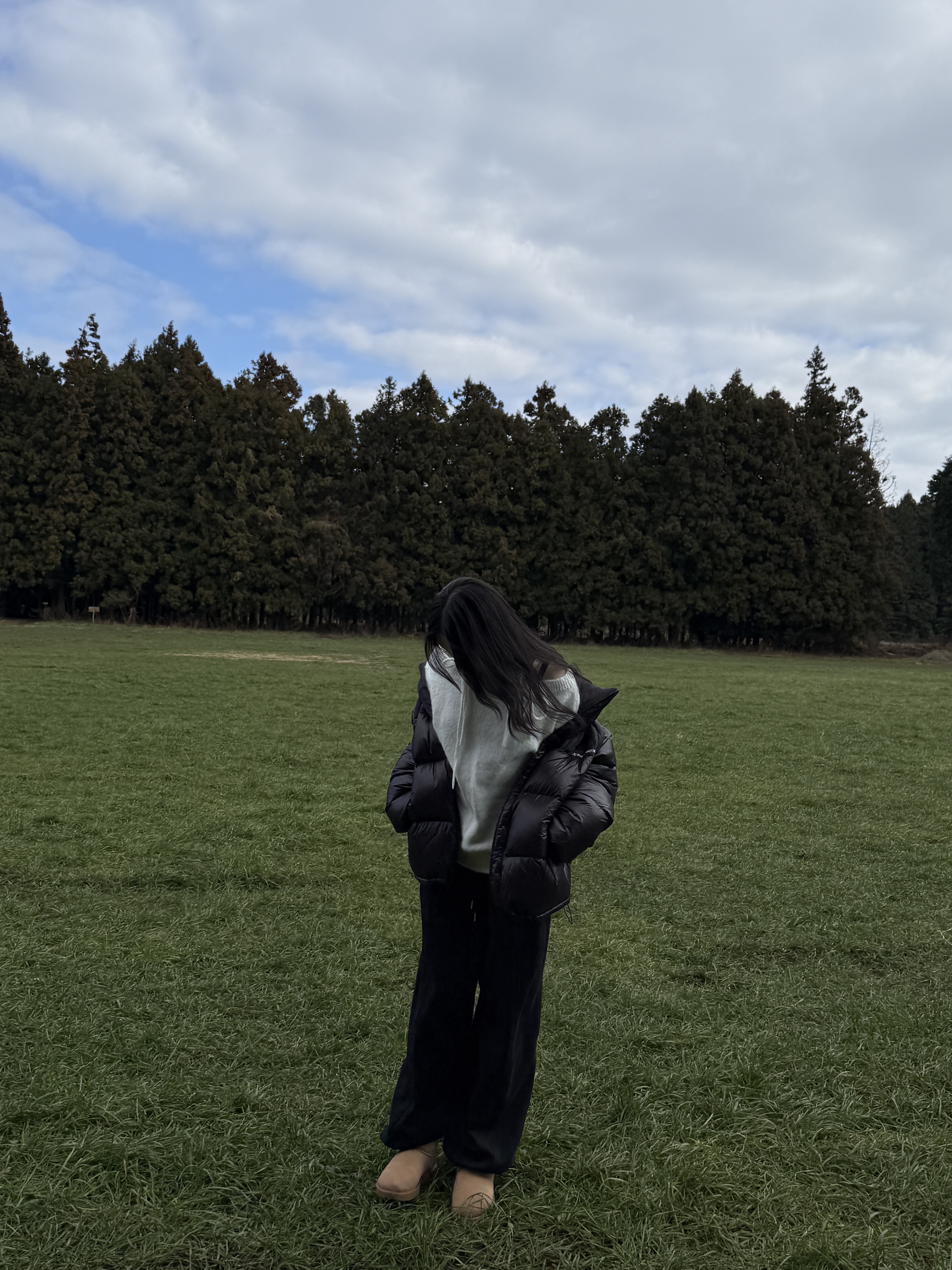 The Museum Visitor KREAM Heart Stitched Puffer Down Jacket Glossy Black - 23FW, (W) UGG Classic Ultra Mini Boots Chestnut 착용 스타일 - 2