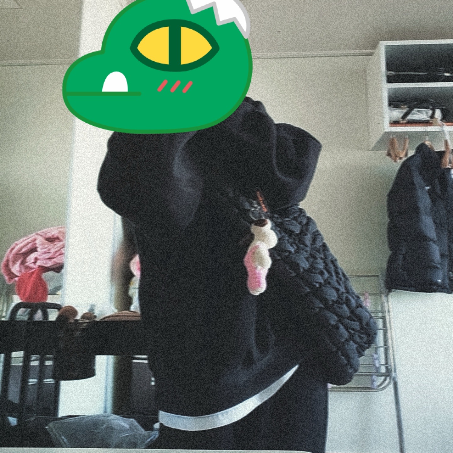 COS Quilted Oversized Shoulder Bag Black 착용 스타일