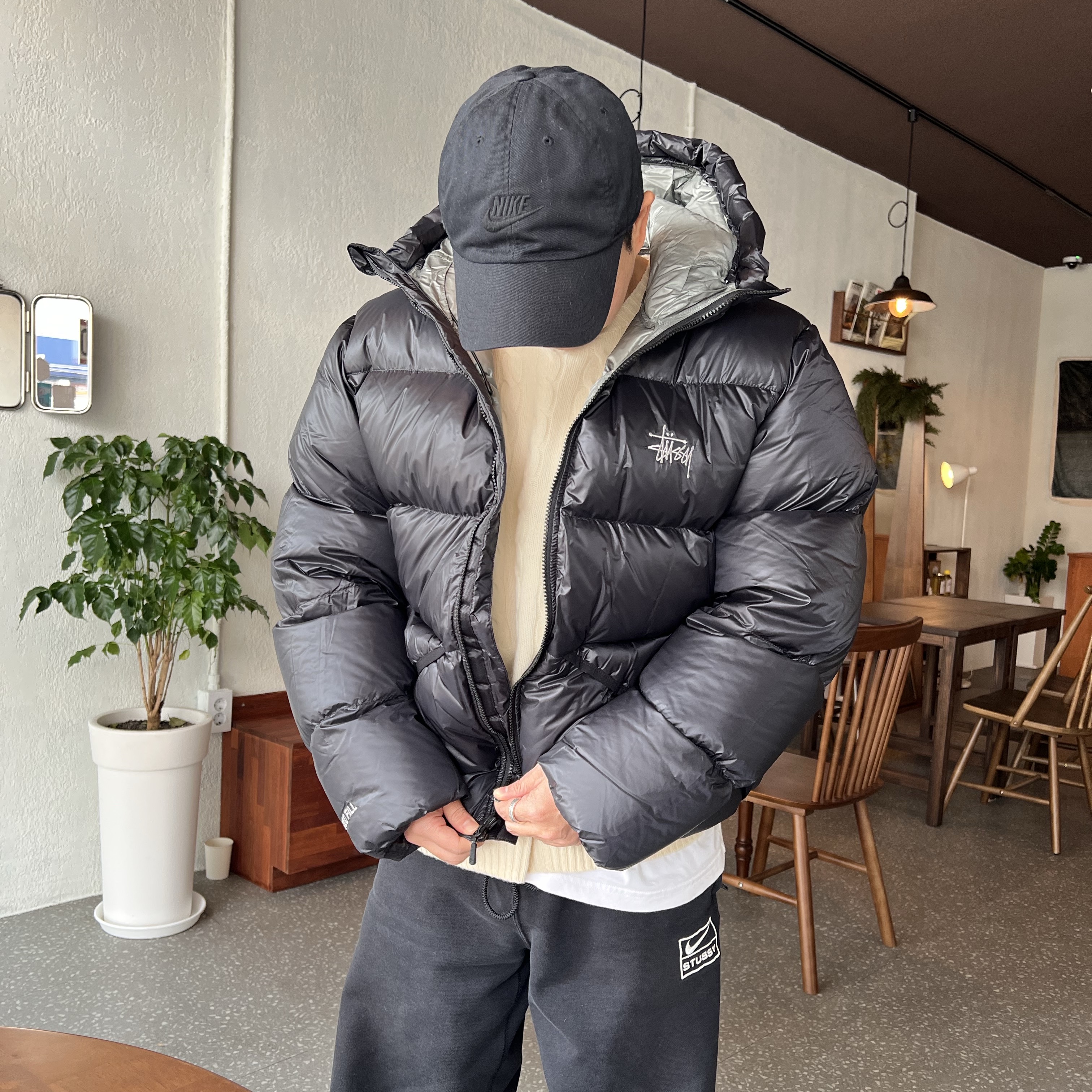 Stussy Down Parka Micro Ripstop Phantom Black, Nike x Stussy NRG Washed Fleece Pants Black (DO5296-010) 착용 스타일 - 1