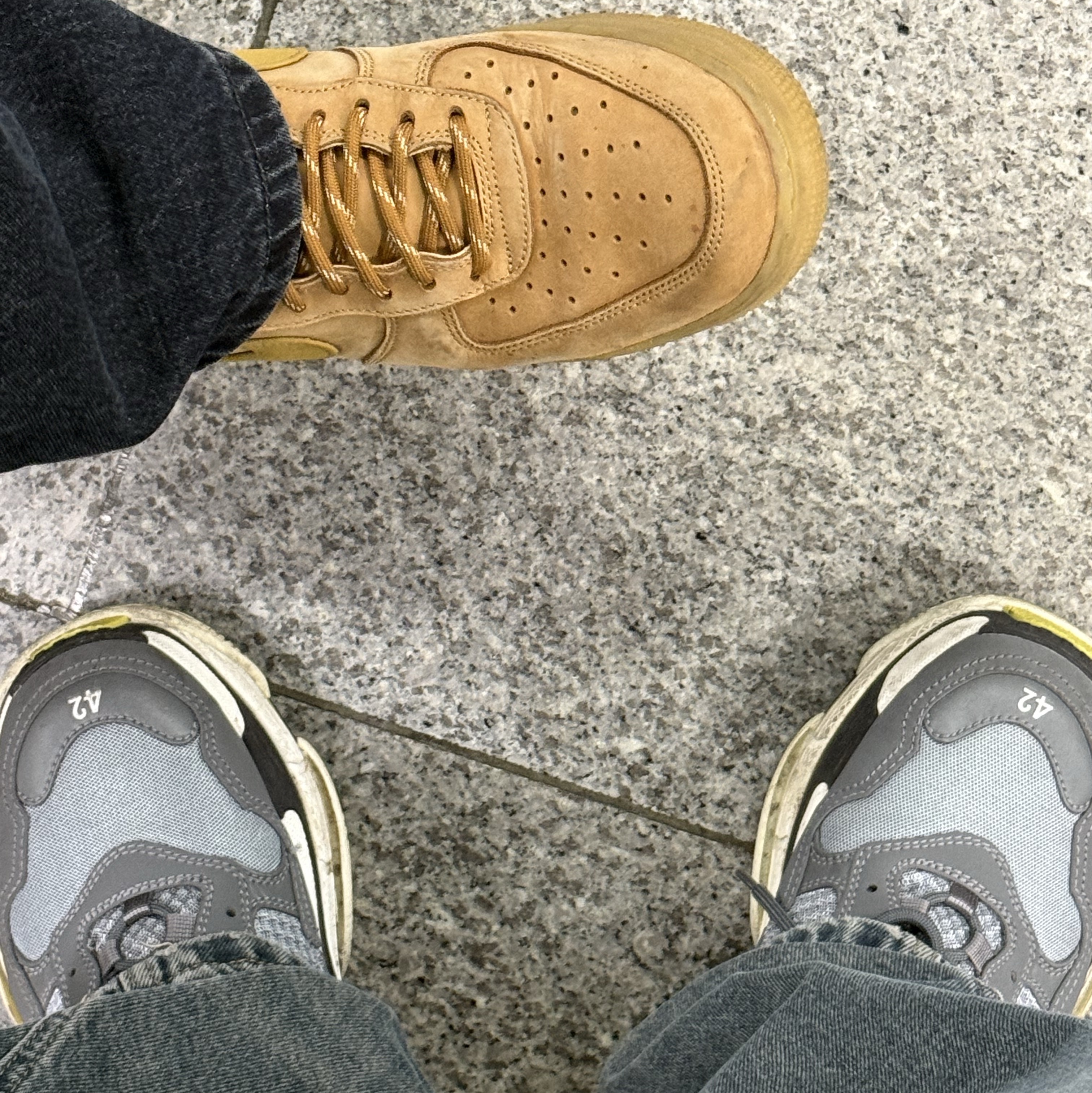 Balenciaga Triple S Trainer Grey 2018, Nike Air Force 1 '07 WB Flax 착용 스타일