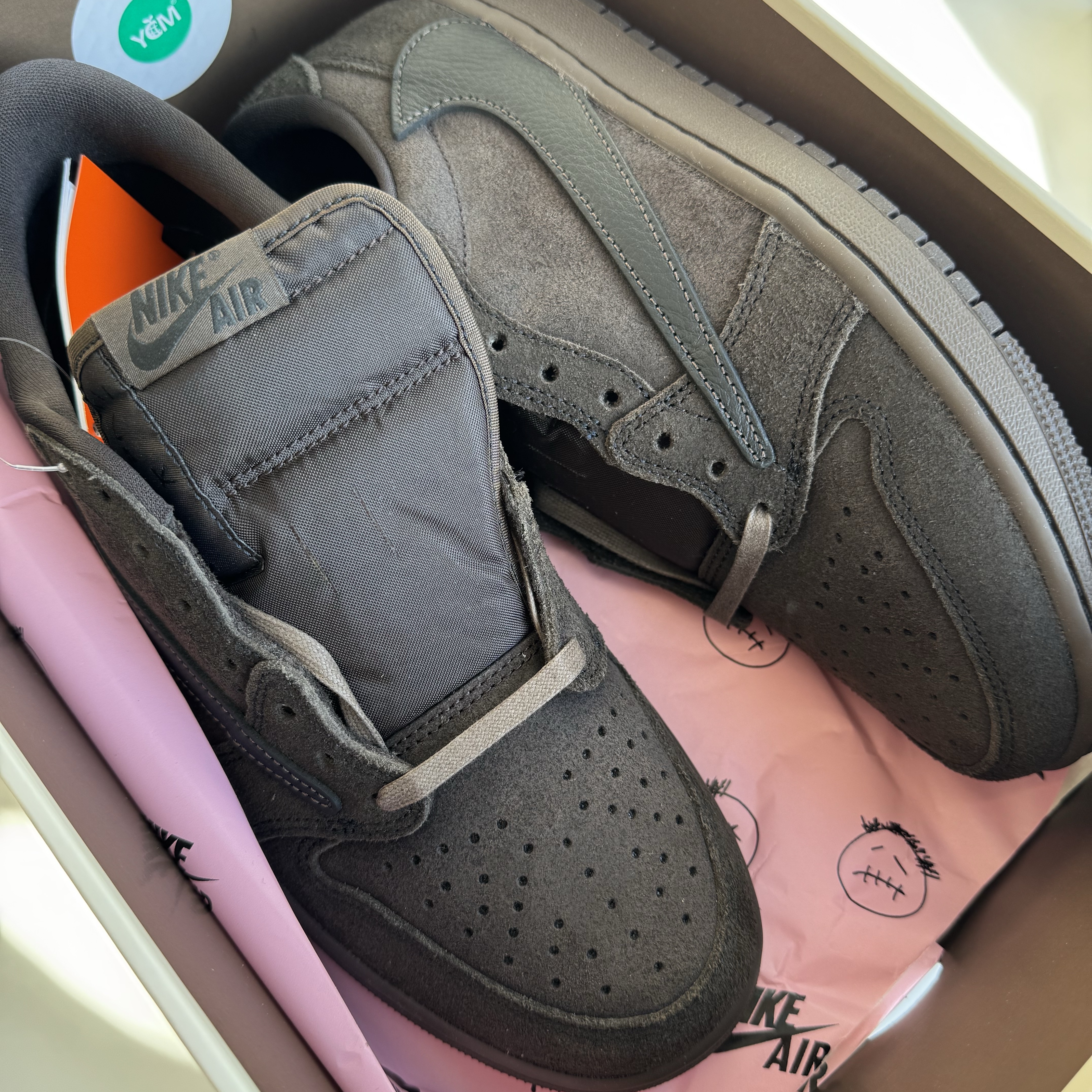 Jordan 1 x Travis Scott Retro Low OG SP Velvet Brown and Dark Mocha 착용 스타일