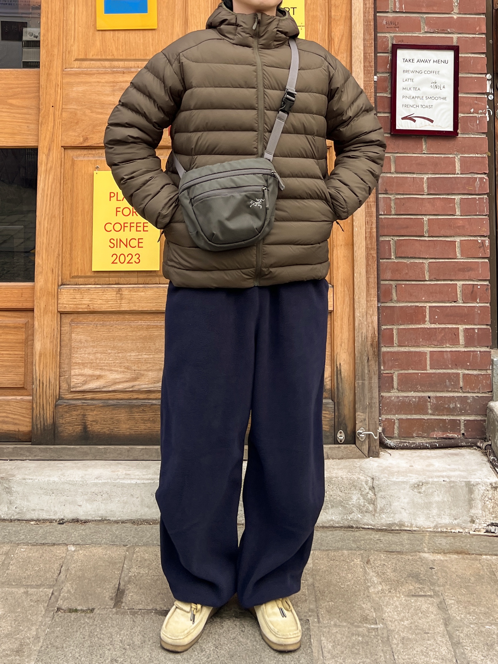 Clarks Wallabee Maple Suede, Arc'teryx Mantis 1 Waistpack Black 착용 스타일 - 3