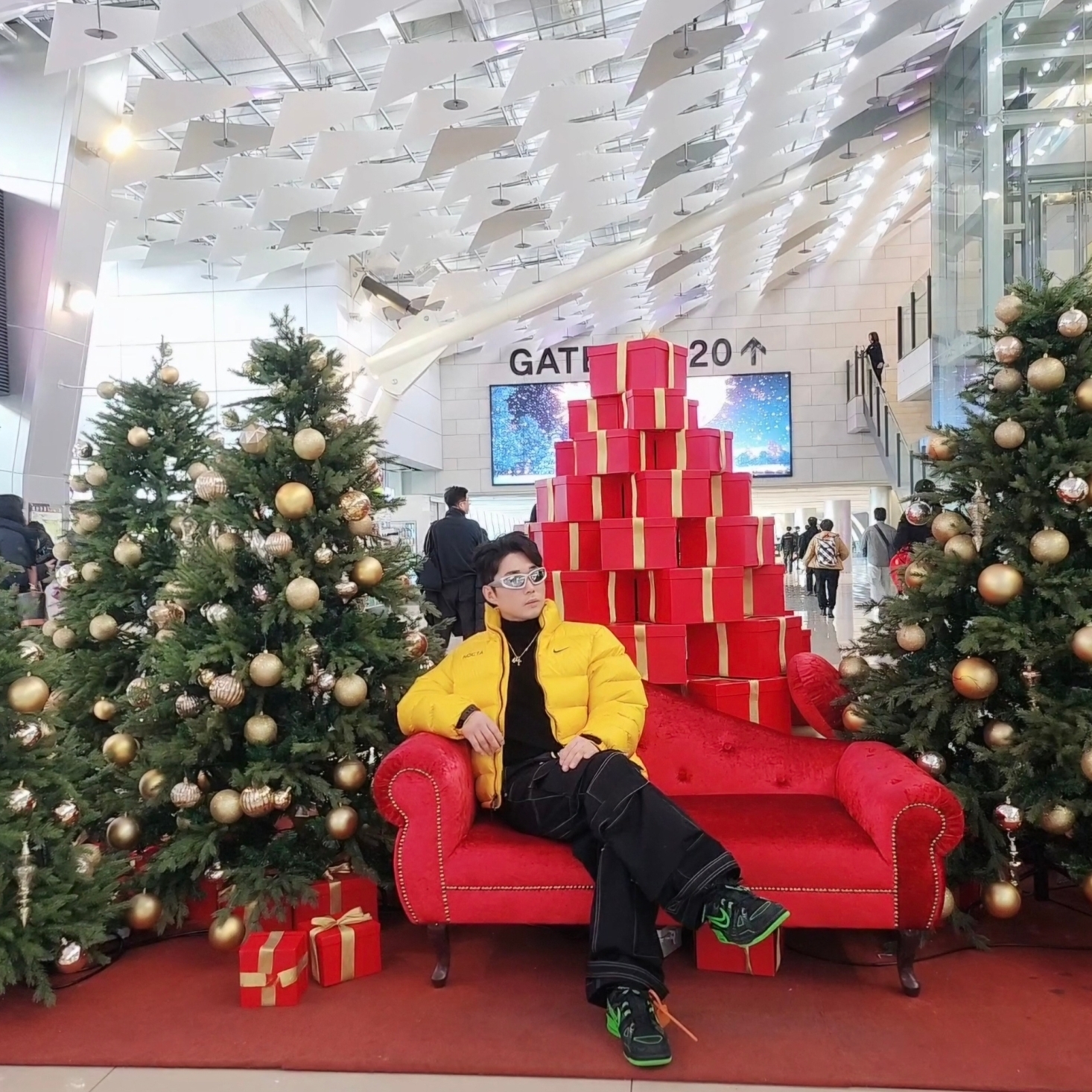 Nike x Drake Nocta Puffer Jacket University Gold - Asia, Nike x Off-White Air Rubber Dunk Green Strike 착용 스타일 - 4