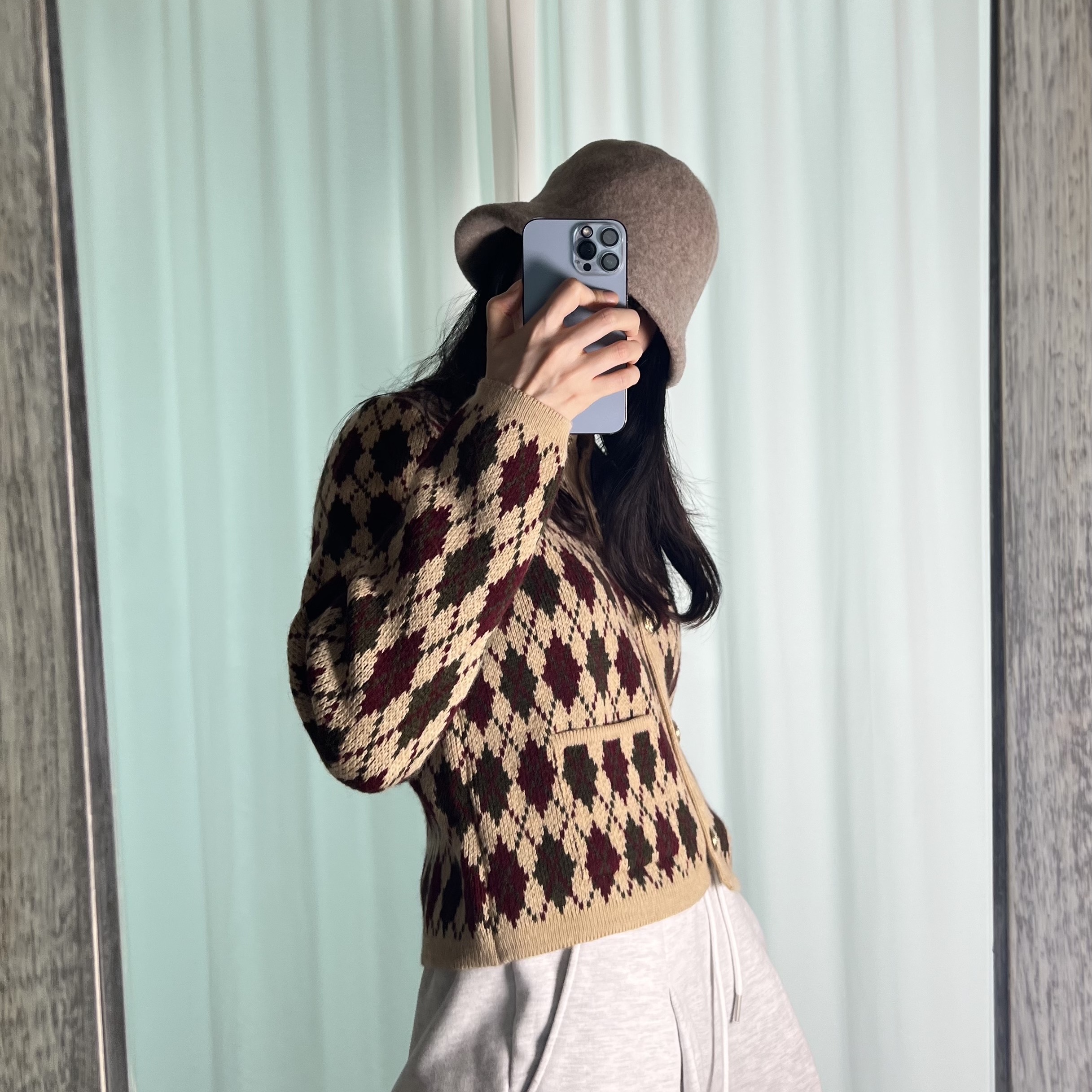(W) Vivienne Westwood Line Orb Embroidery Basque Crochet Bucket Hat Mocha Brown 착용 스타일