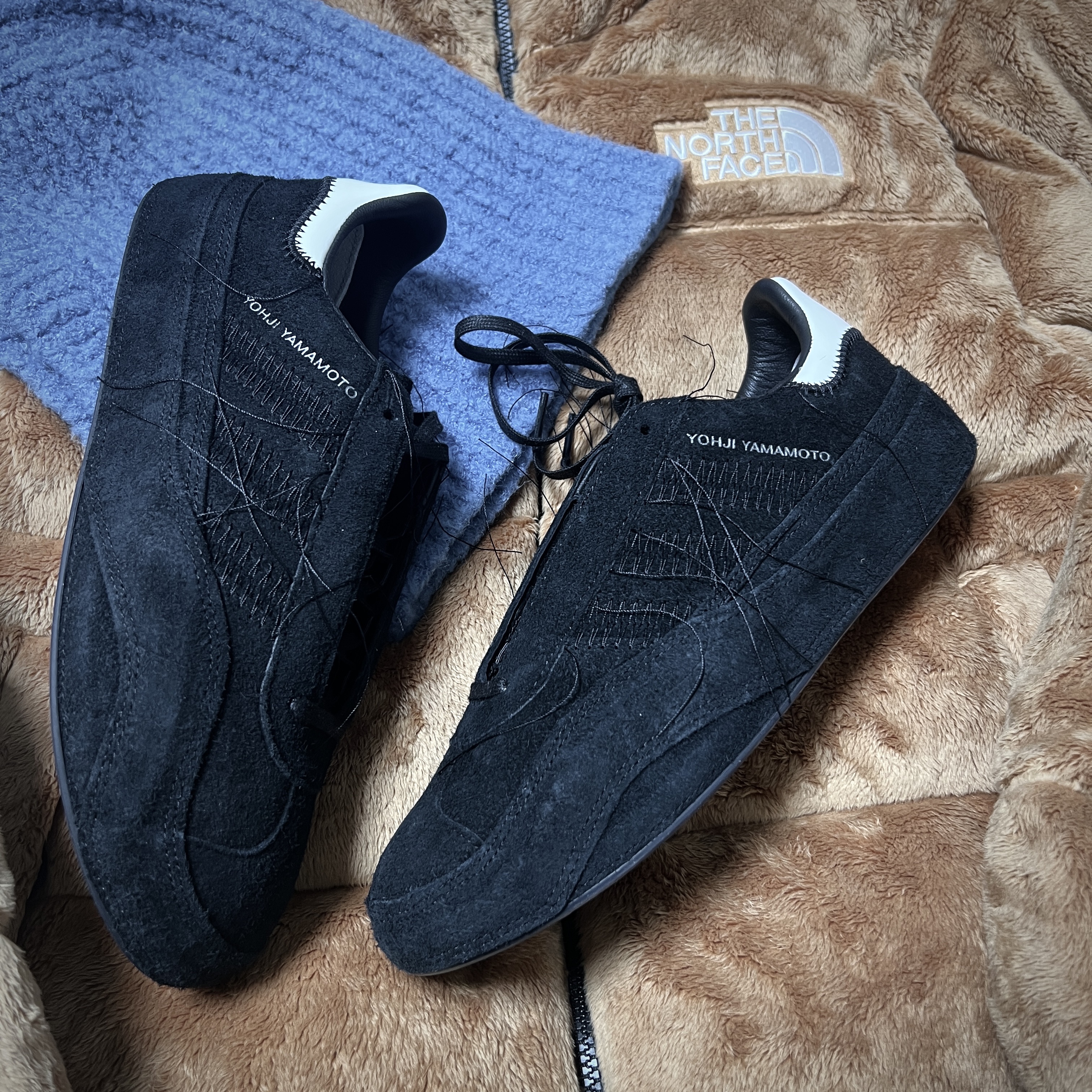 Y-3 Gazelle Black, The North Face Versa Velour Nuptse Jacket Almond Butter 착용 스타일