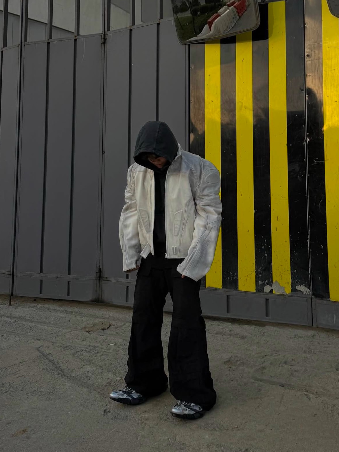 Balenciaga Oversized Biker Jacket White, Balenciaga Reptile Sneaker Multicolor 착용 스타일