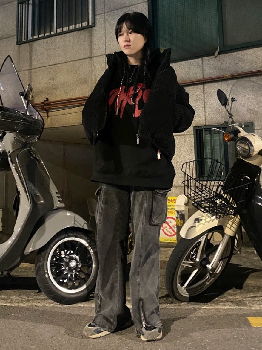 PHOS333 Graffiti Phos Hoodie Black 착용 스타일 - 1