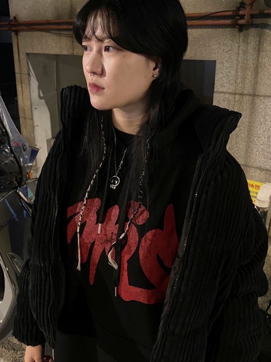 PHOS333 Graffiti Phos Hoodie Black 착용 스타일 - 2