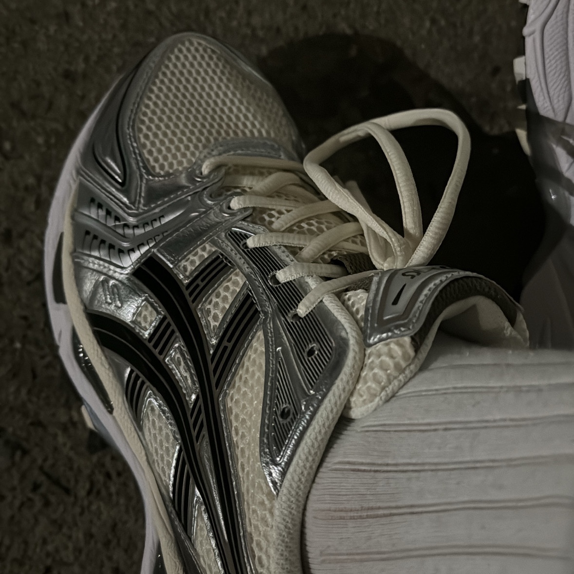 Asics Gel-Kayano 14 Cream Black 착용 스타일 - 1