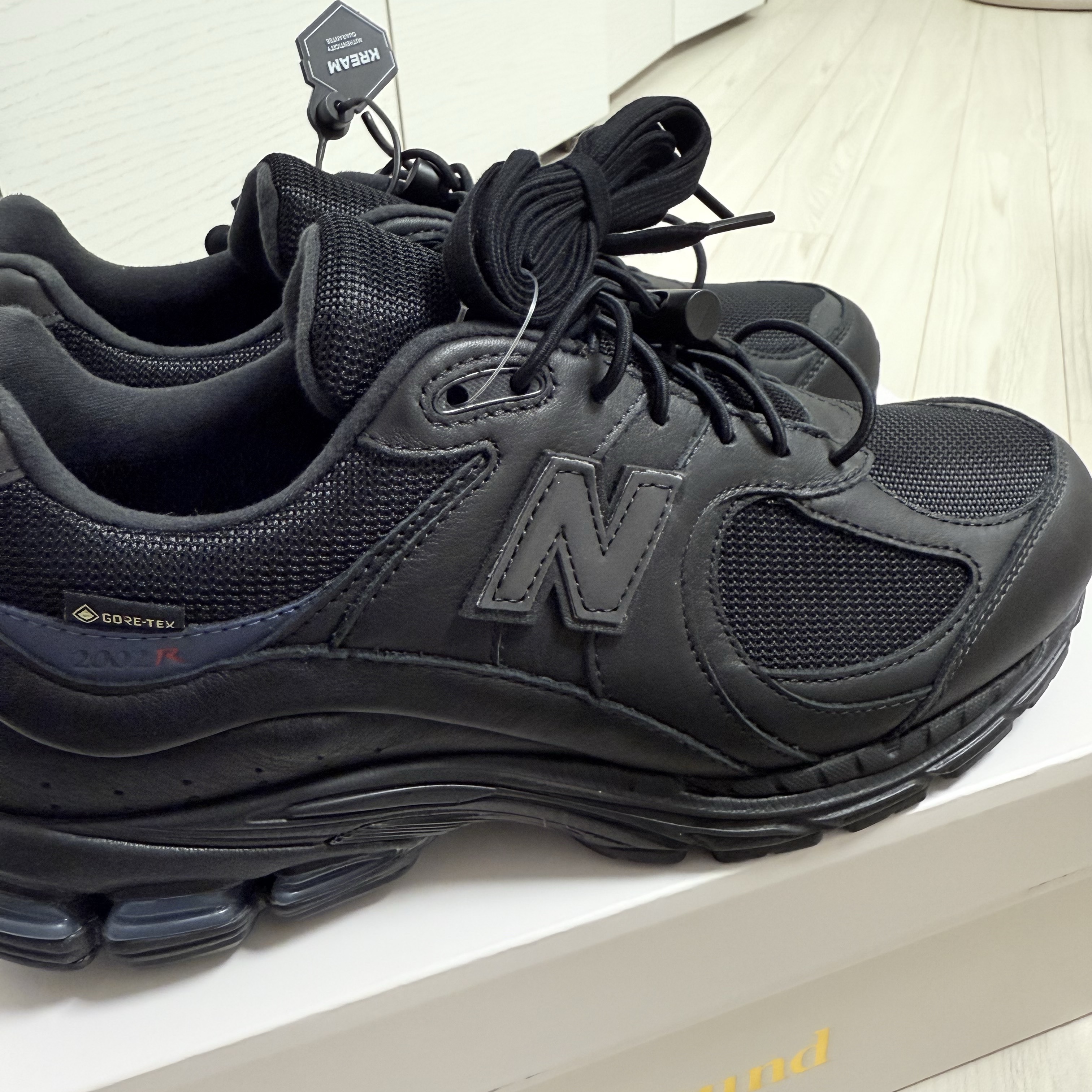 New Balance x JJJJound 2002R Leather Gore-Tex Black Storm 착용 스타일 - 2