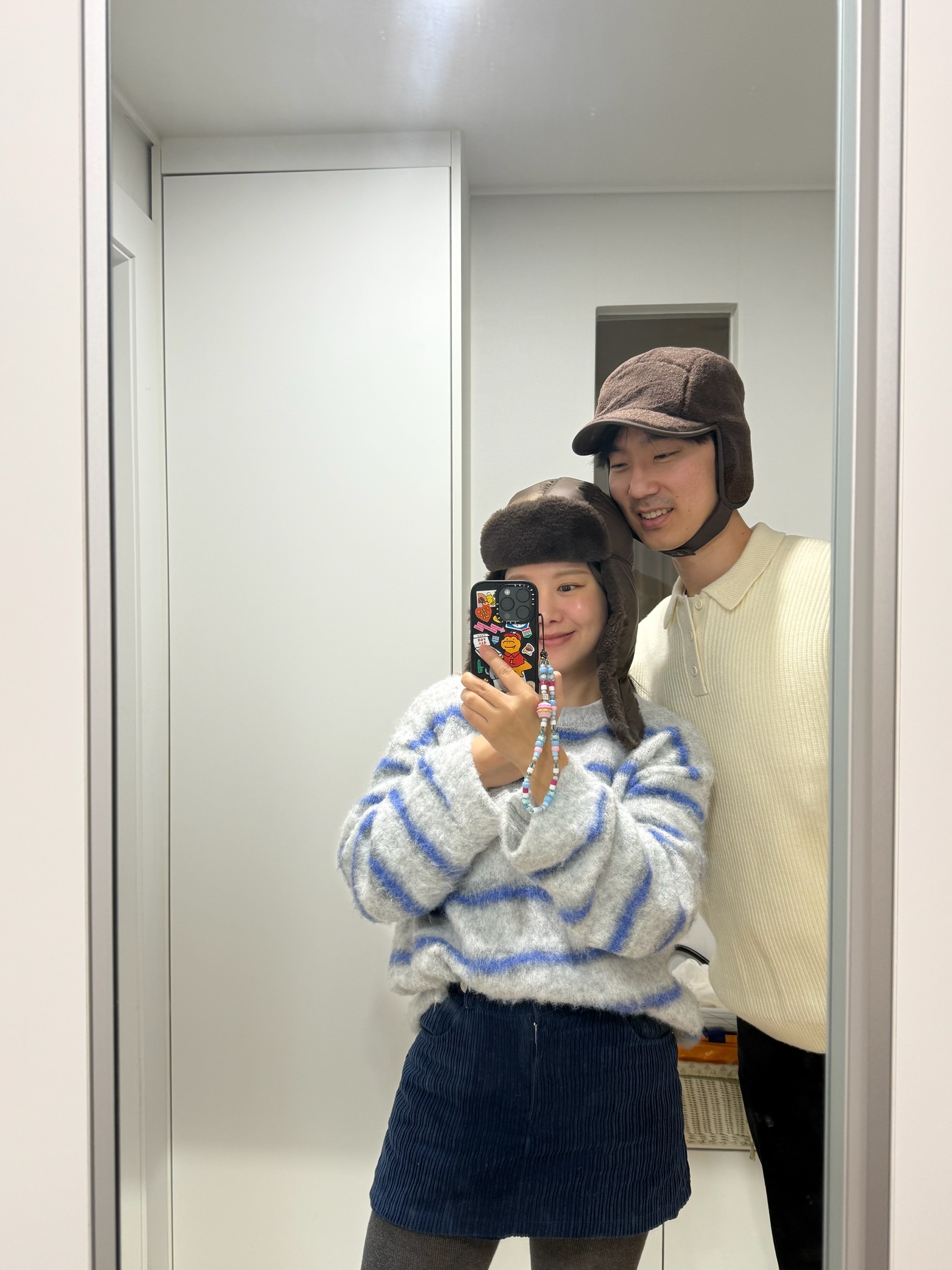 Supreme Small Box Polo Sweater Ivory - 23FW, The North Face Puffy Fleece Earmuff Cap Brown 착용 스타일 - 1