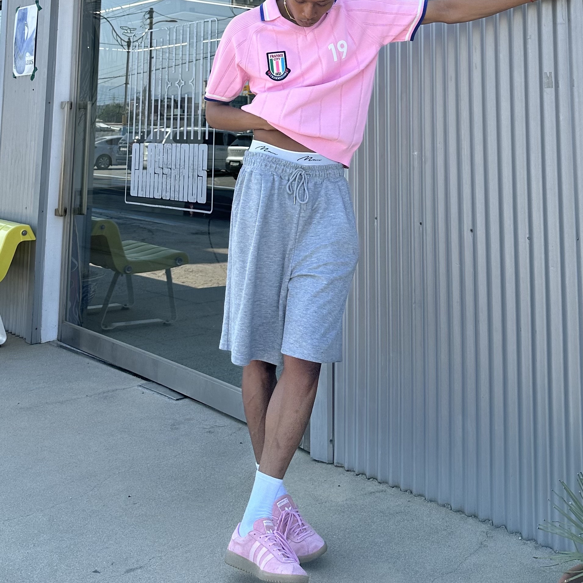 Adidas Bermuda Glow Pink 착용 스타일 - 1