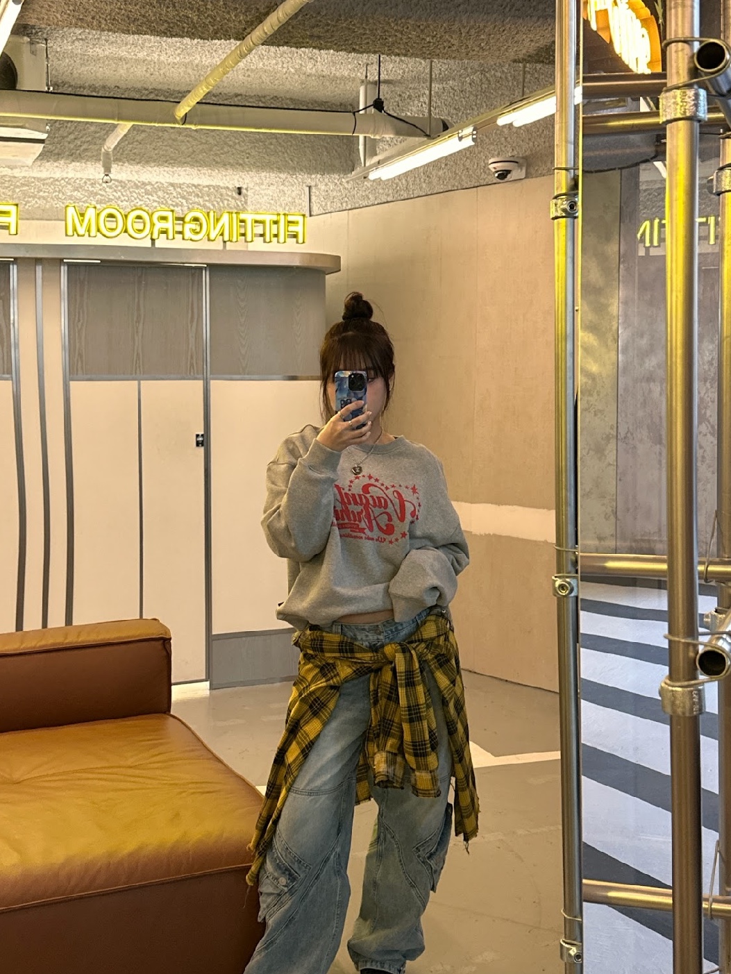 Vacant Archive Unisex Vacant Logo Sweat Shirt Black, Vacant Archive Unisex Vacant Logo Sweat Shirt Brown 착용 스타일